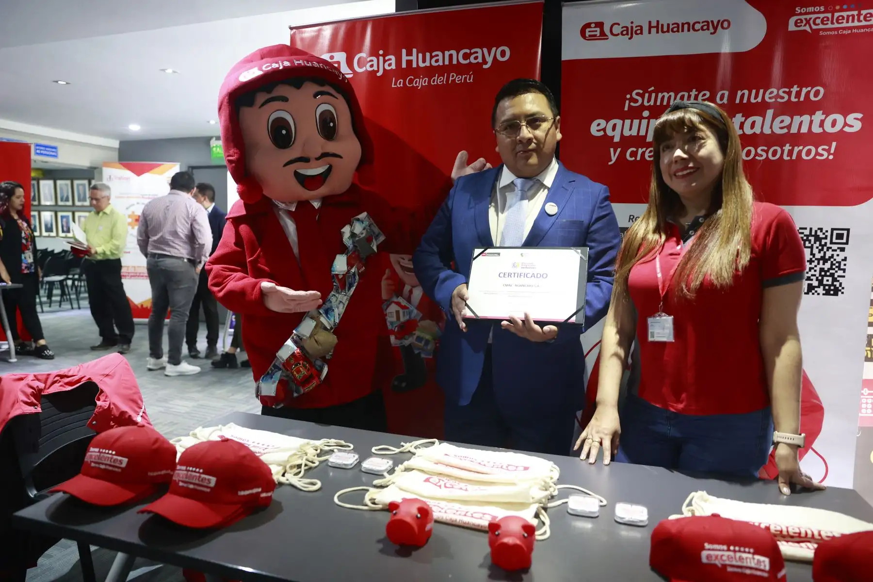 Como parte de la campaña: “Por más empresas inclusivas”, que busca crear una comunidad de empresas concientizada del valor y productividad de las personas con discapacidad. El Ministerio de Trabajo y Promoción del Empleo reconoció públicamente a las organizaciones privadas que, como parte de sus buenas prácticas empresariales, han contratado personas con discapacidad promoviendo espacios laborales abiertos, accesibles e inclusivos.
Foto: ANDINA/Vidal Tarqui