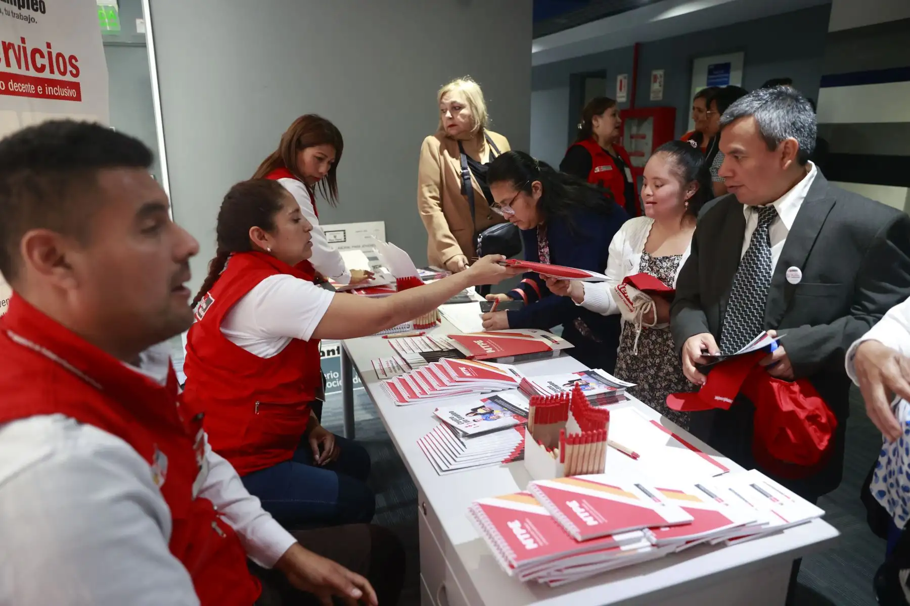 Como parte de la campaña: “Por más empresas inclusivas”, que busca crear una comunidad de empresas concientizada del valor y productividad de las personas con discapacidad. El Ministerio de Trabajo y Promoción del Empleo reconoció públicamente a las organizaciones privadas que, como parte de sus buenas prácticas empresariales, han contratado personas con discapacidad promoviendo espacios laborales abiertos, accesibles e inclusivos.
Foto: ANDINA/Vidal Tarqui