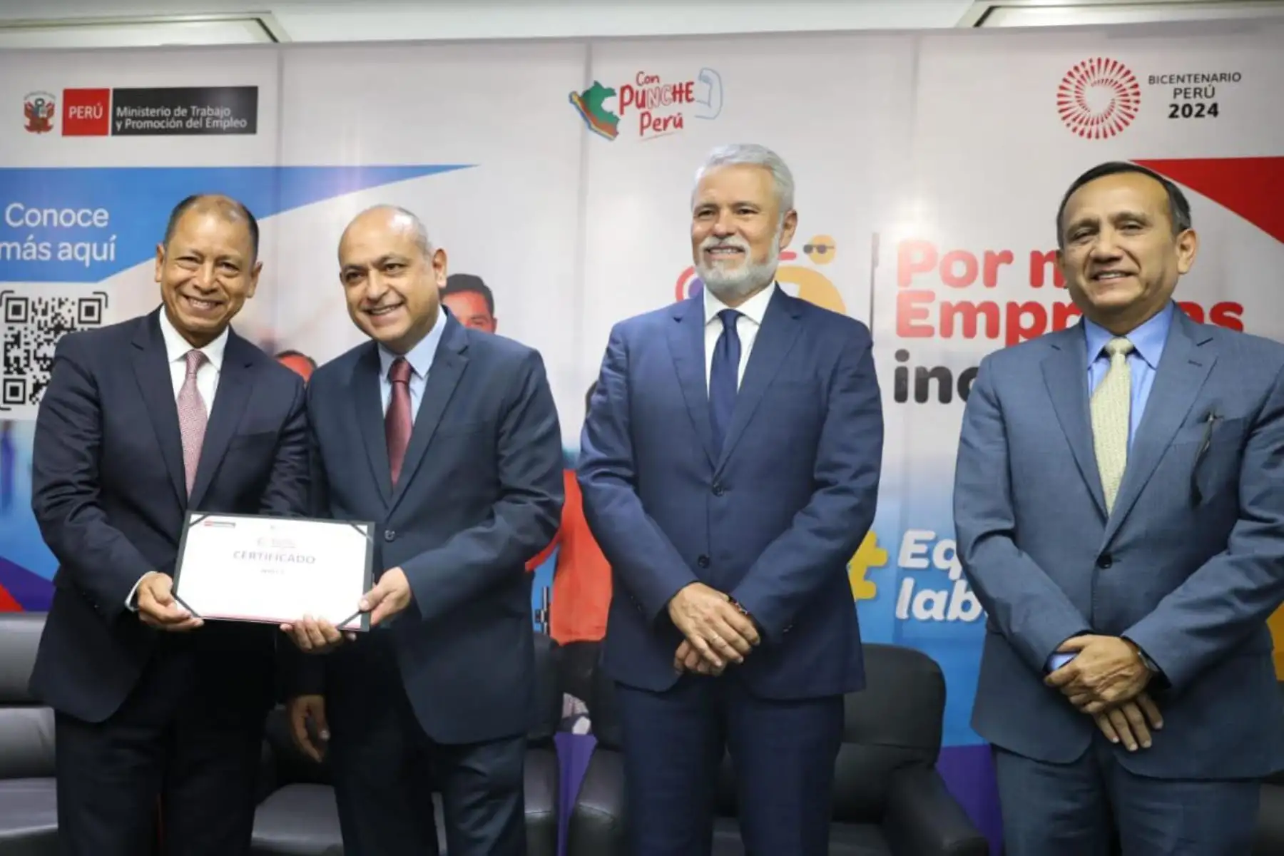 Como parte de la campaña: “Por más empresas inclusivas”, que busca crear una comunidad de empresas concientizada del valor y productividad de las personas con discapacidad. El Ministerio de Trabajo y Promoción del Empleo reconoció públicamente a las organizaciones privadas que, como parte de sus buenas prácticas empresariales, han contratado personas con discapacidad promoviendo espacios laborales abiertos, accesibles e inclusivos.
Foto: ANDINA/Vidal Tarqui