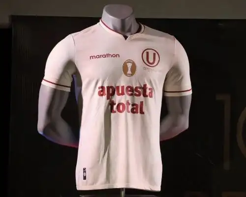 Universitario presento a su camiseta del centenario