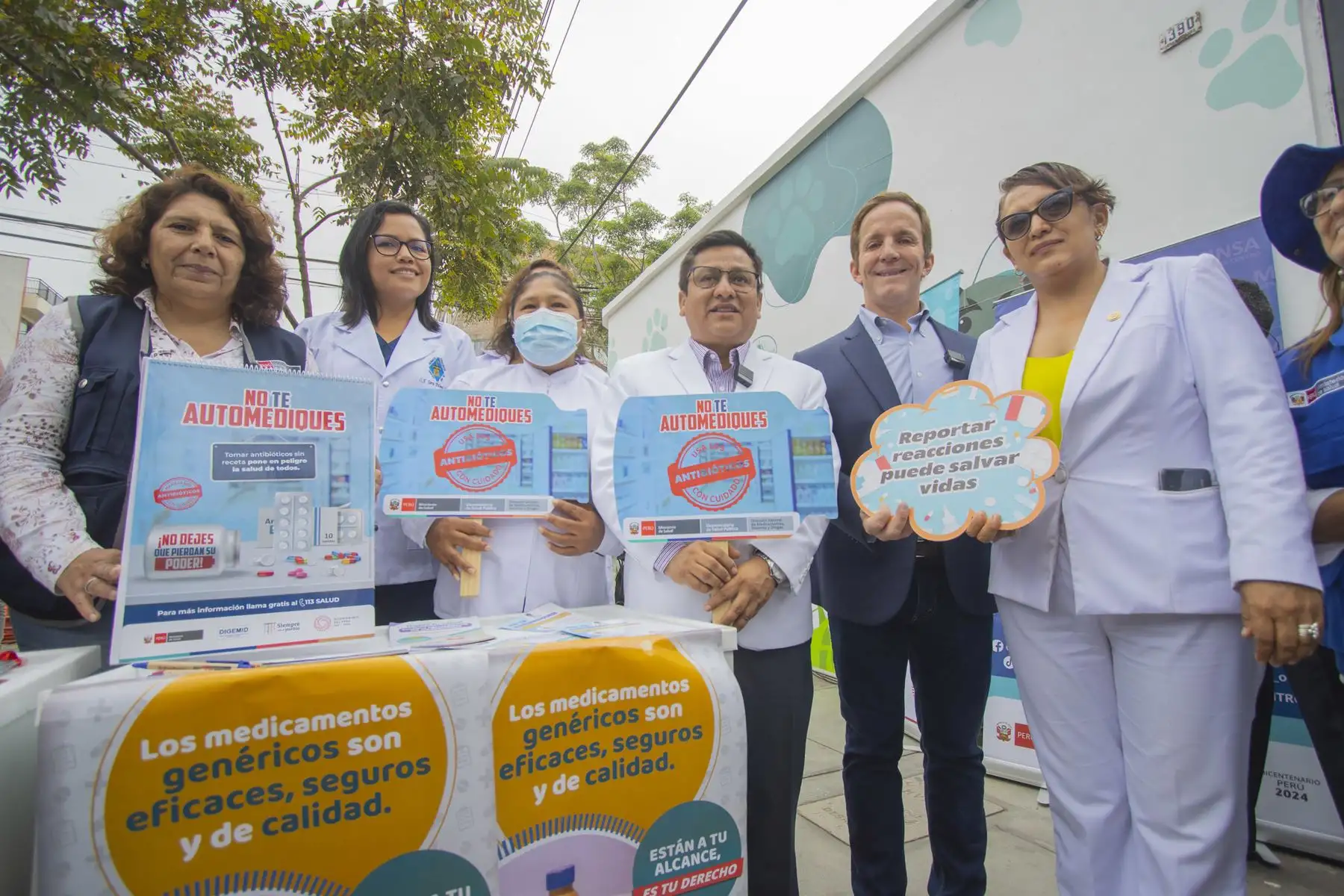 Alcalde de la Municipalidad de Magdalena, Francis Allison y el ministro de Salud, César  Vásquez inauguran una sede de FARMAMINSA.
Foto: Municipalidad de Magdalena