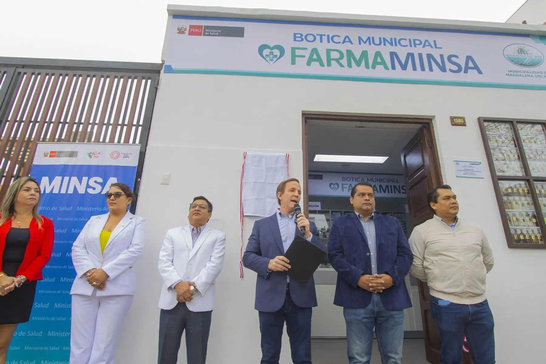 Alcalde de la Municipalidad de Magdalena, Francis Allison y el ministro de Salud, César  Vásquez inauguran una sede de FARMAMINSA.
Foto: Municipalidad de Magdalena