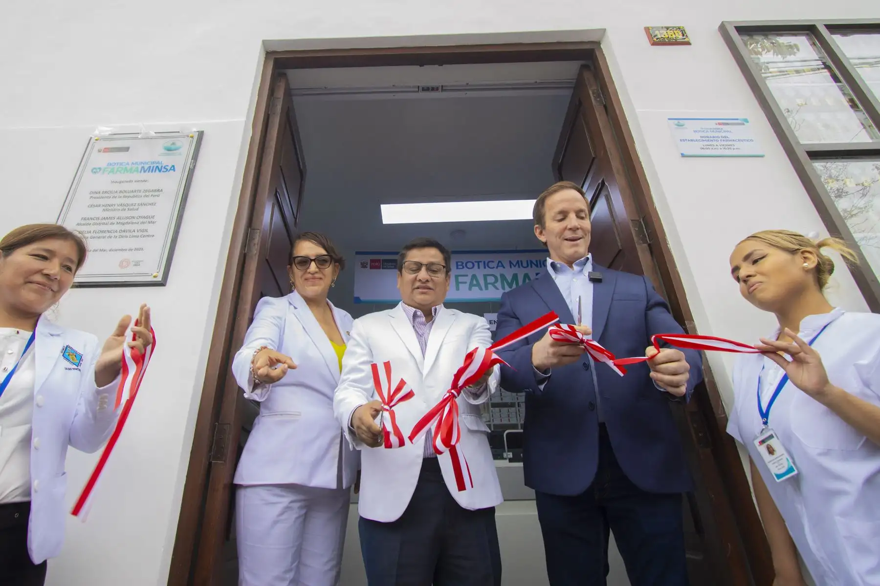 Alcalde de la Municipalidad de Magdalena, Francis Allison y el ministro de Salud, César  Vásquez inauguran una sede de FARMAMINSA.
Foto: Municipalidad de Magdalena