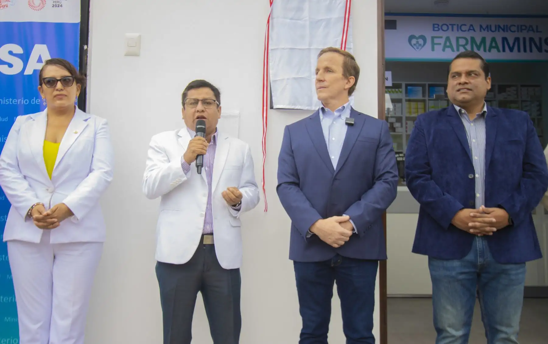 Alcalde de la Municipalidad de Magdalena, Francis Allison y el ministro de Salud, César  Vásquez inauguran una sede de FARMAMINSA.
Foto: Municipalidad de Magdalena