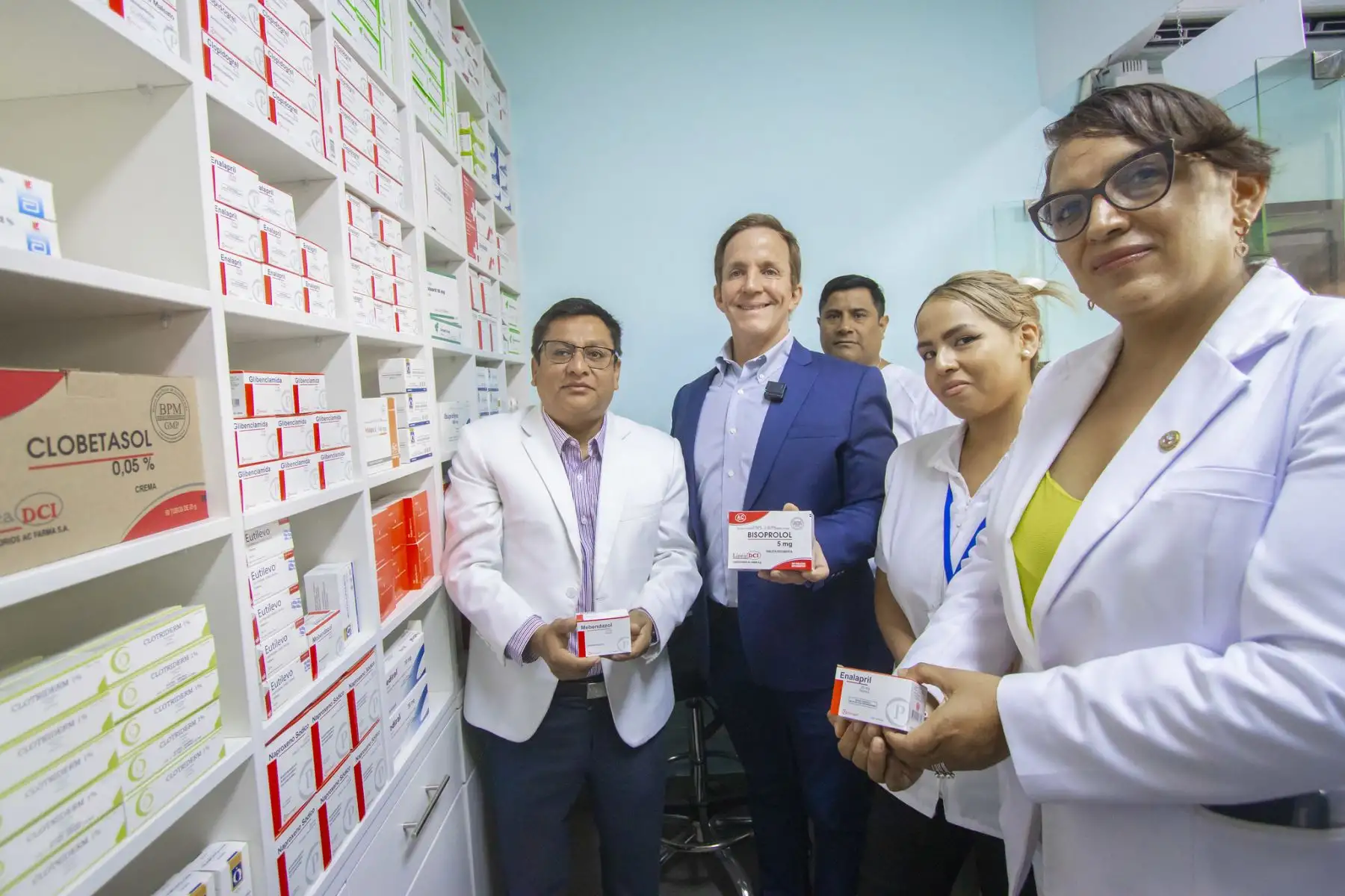 Alcalde de la Municipalidad de Magdalena, Francis Allison y el ministro de Salud, César  Vásquez inauguran una sede de FARMAMINSA.
Foto: Municipalidad de Magdalena