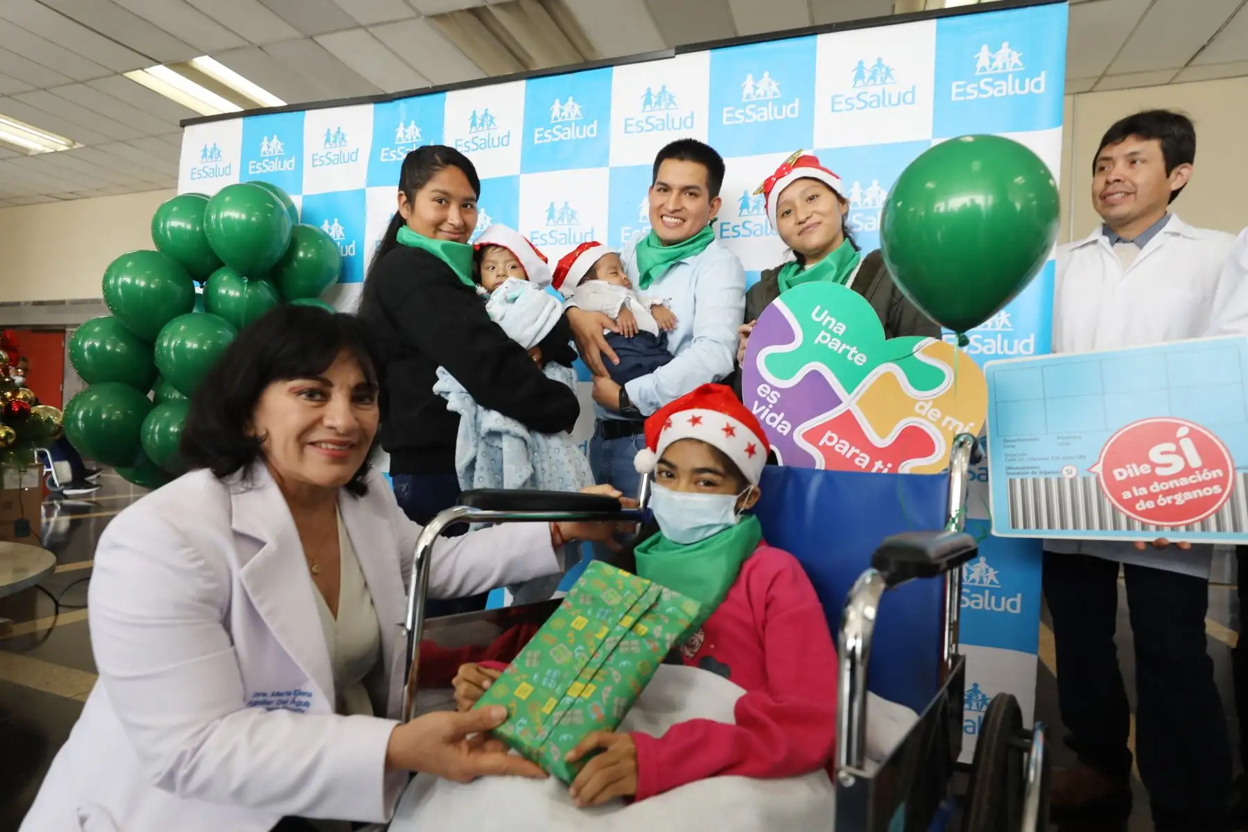 La presidente ejecutiva de EsSalud, doctora María Aguilar del Águila, participó de la presentación de los exitosos casos, y le entregó a cada uno de los pacientes un regalo por Navidad. Foto: ANDINA/Difusión