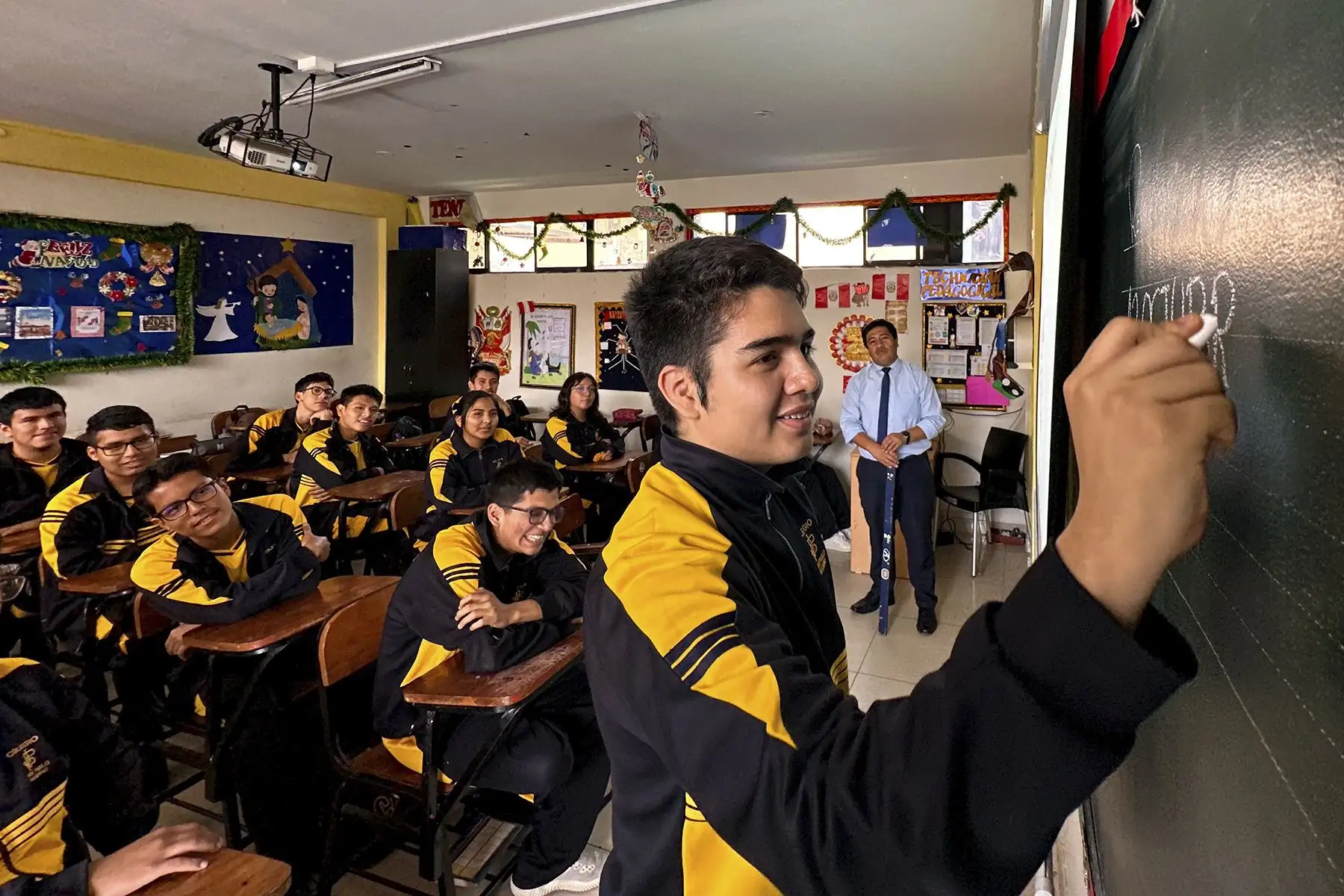 A partir del cuarto año de secundaria, los estudiantes se dividen en dos grupos: San Marcos o UNI. De acuerdo a la universidad a la que postulan, recibirán una enseñanza más especializada en los cursos de letras o matemáticas.Foto: ANDINA/Braian Reyna