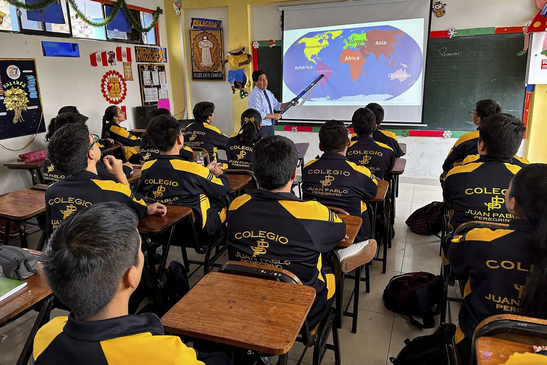 Para alcanzar esta meta, los docentes utilizan el método peregrino, un sistema de educación integral que busca reforzar el alto nivel académico de los estudiantes con diversos talleres que velan por su desarrollo psicológico y emocional.Foto: ANDINA/Braian Reyna