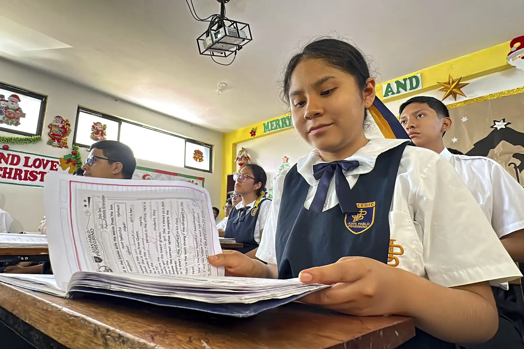 Todos los días, previo al inicio de las clases, se lleva a cabo una actividad crucial: la sesión de tutoría, que se desarrolla de 7:20 a 7:50 a.m. En este periodo, se abordan diferentes temas relacionados con la etapa de la adolescencia, tales como la sexualidad, la prevención de la drogadicción, el bullying y la construcción de la autoestima, entre otros aspectos que contribuyen al fortalecimiento de los valores y la formación integral.Foto: ANDINA/Braian Reyna