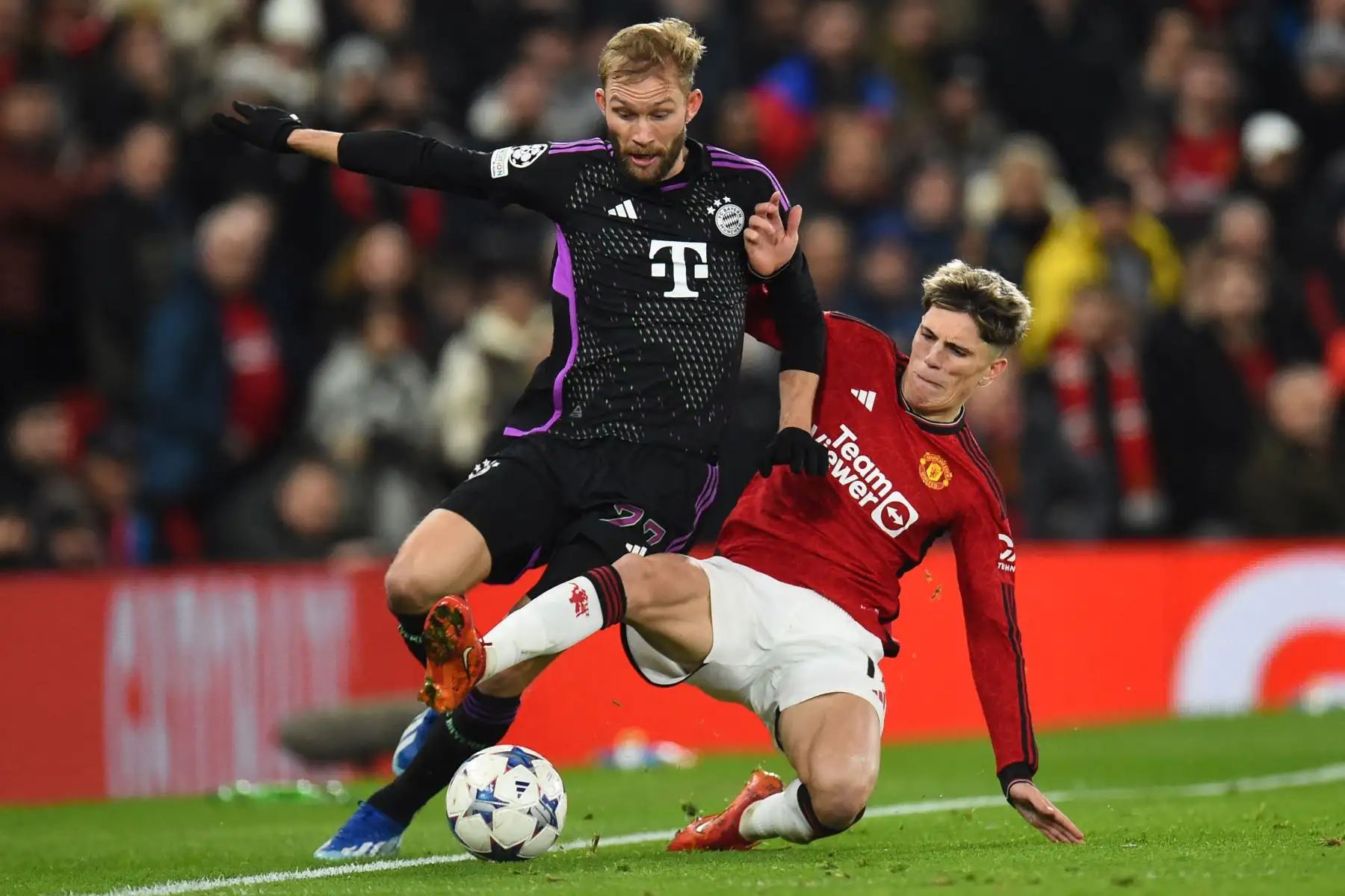 El centrocampista argentino del Manchester United #17 Alejandro Garnacho y el centrocampista austriaco del Bayern Munich #27 Konrad Laimer disputan el balón durante el partido de fútbol del grupo de la Liga de Campeones de la UEFA Un partido de fútbol entre el Manchester United y el FC Bayern Munich en el estadio Old Trafford en Manchester, noroeste de Inglaterra, en diciembre 12, 2023.
Foto: AFP