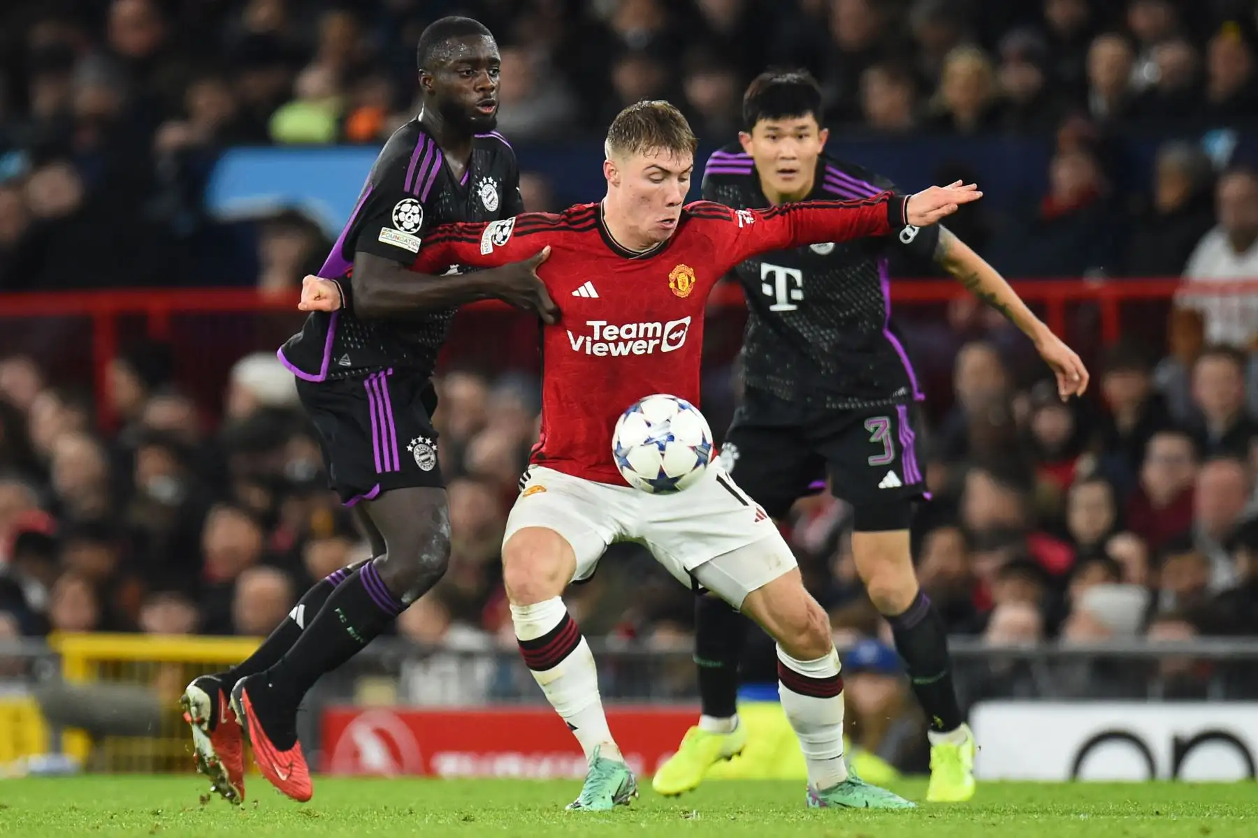 El defensor francés del Bayern Munich #02 Dayot Upamecano, el delantero danés del Manchester United #11 Rasmus Hojlund y el defensor surcoreano del Bayern Munich #03 Kim Min-Jae disputan el balón durante el grupo de la Liga de Campeones de la UEFA Un partido de fútbol entre el Manchester United y el FC Bayern Munich en Estadio Old Trafford en Manchester, noroeste de Inglaterra, el 12 de diciembre de 2023.
Foto:AFP