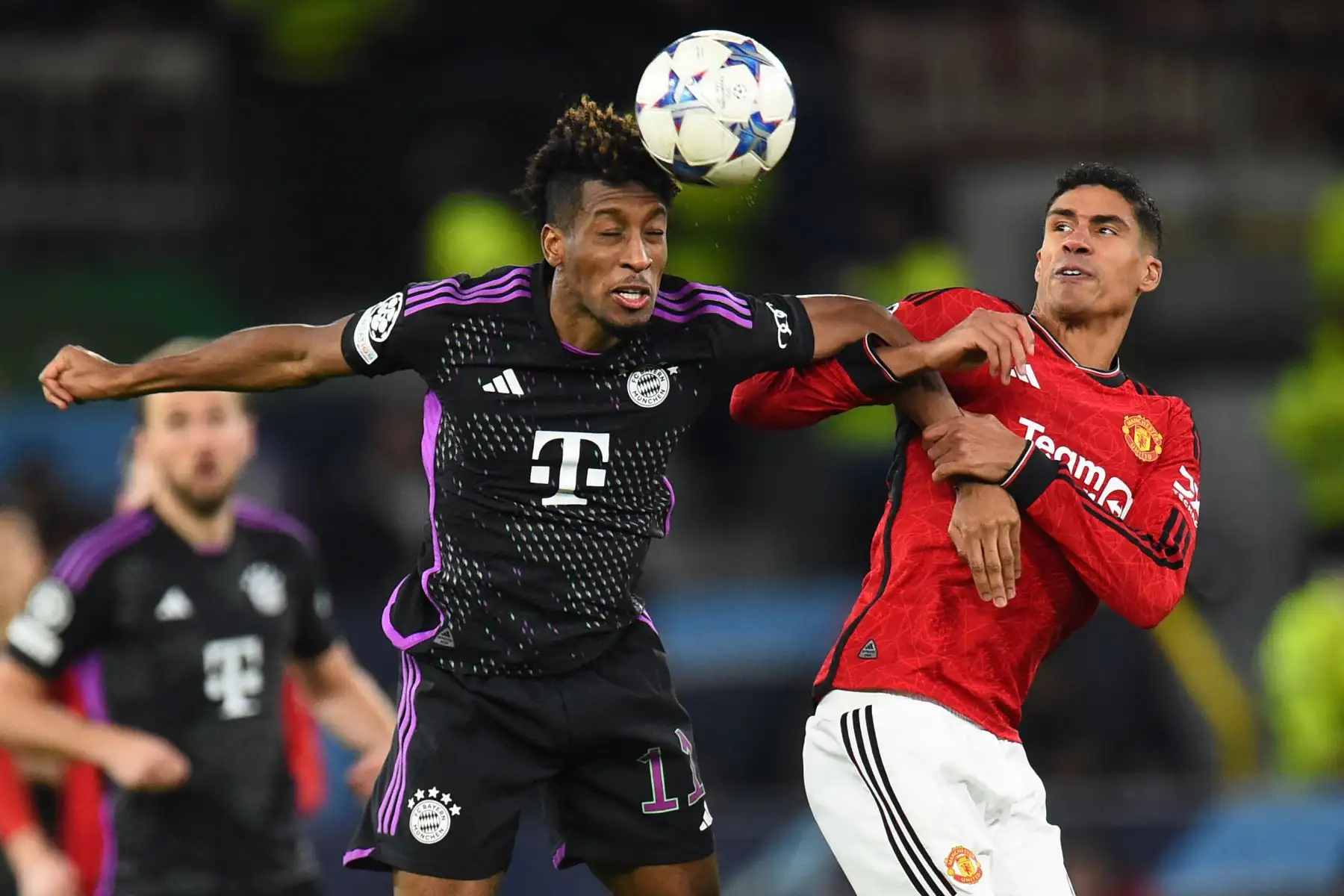 El delantero francés del Bayern de Múnich #11 Kingsley Coman y el defensor francés del Manchester United #19 Raphael Varane compiten por el balón durante el partido de fútbol del grupo de la Liga de Campeones de la UEFA. Un partido de fútbol entre el Manchester United y el FC Bayern de Múnich en el estadio Old Trafford de Manchester, al noroeste de Inglaterra, en diciembre. 12, 2023.
Foto: AFP