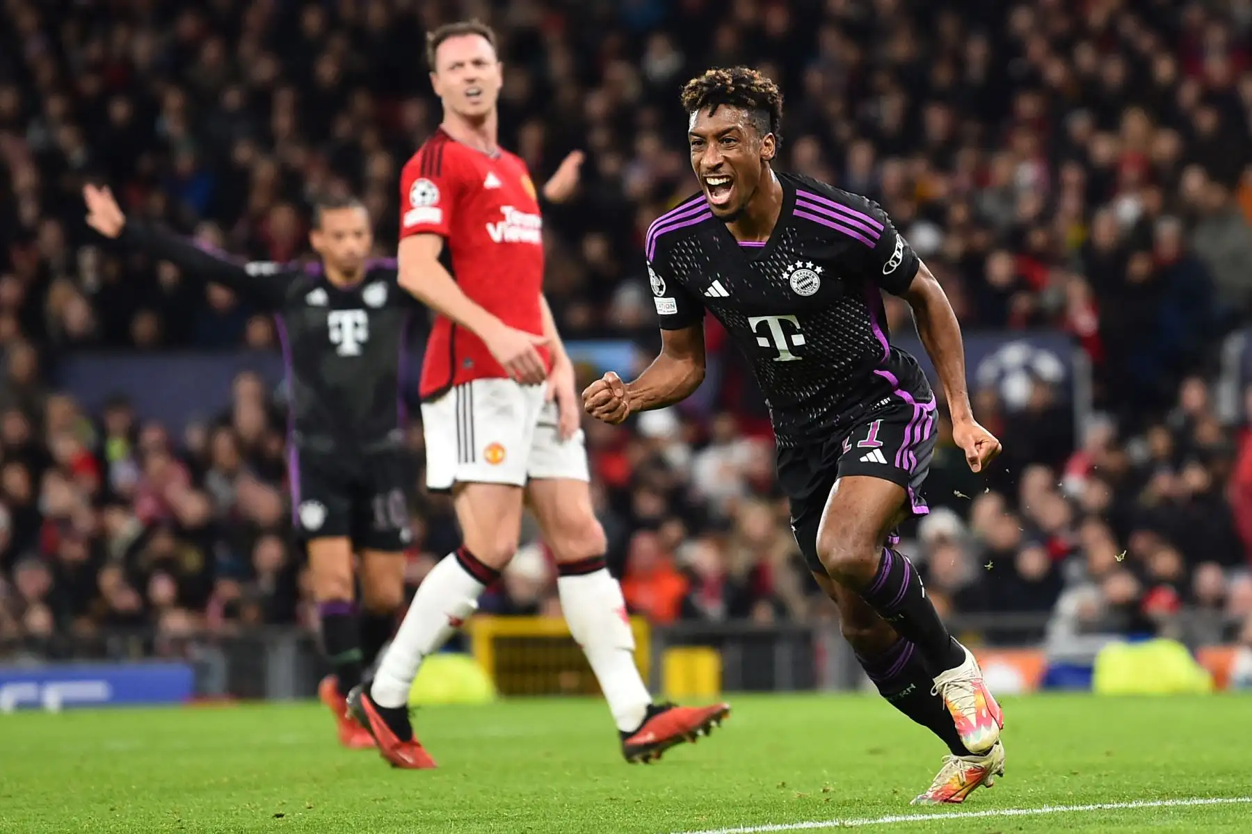 El delantero francés #11 del Bayern de Múnich, Kingsley Coman, celebra tras marcar el primer gol del equipo durante el partido de fútbol del grupo A de la Liga de Campeones de la UEFA entre el Manchester United y el FC Bayern de Múnich en el estadio Old Trafford de Manchester, noroeste de Inglaterra, el 12 de diciembre de 2023.
Foto: AFP