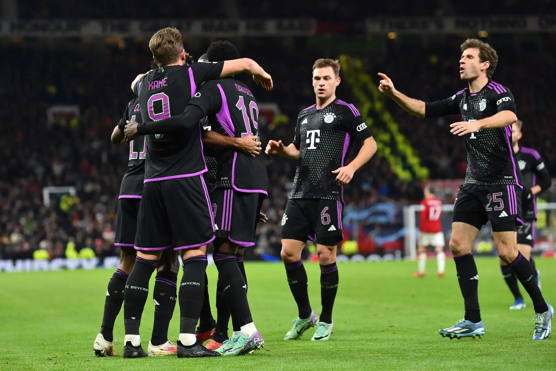 Los jugadores del Bayern de Múnich celebran el gol inicial marcado por el delantero francés del Bayern de Múnich #11 Kingsley Coman durante el partido de fútbol del grupo de la Liga de Campeones de la UEFA entre el Manchester United y el FC Bayern de Múnich en el estadio Old Trafford de Manchester, noroeste de Inglaterra, el 12 de diciembre de 2023.
Foto: AFP