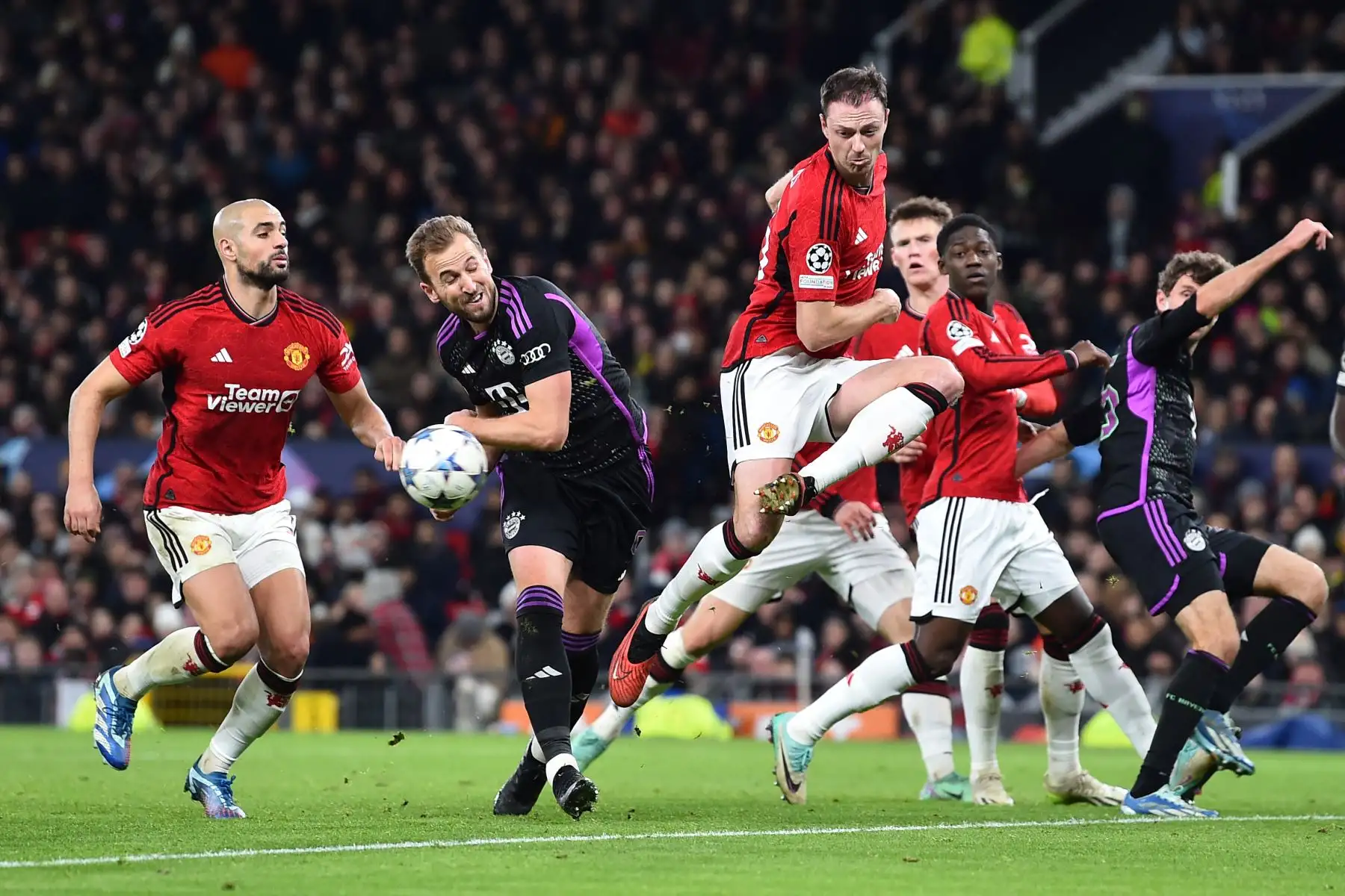 El delantero inglés #09 del Bayern de Múnich, Harry Kane, en acción durante el partido de fútbol del grupo de la Liga de Campeones de la UEFA entre el Manchester United y el FC Bayern de Múnich en el estadio Old Trafford de Manchester, noroeste de Inglaterra, el 12 de diciembre de 2023.
Foto: AFP