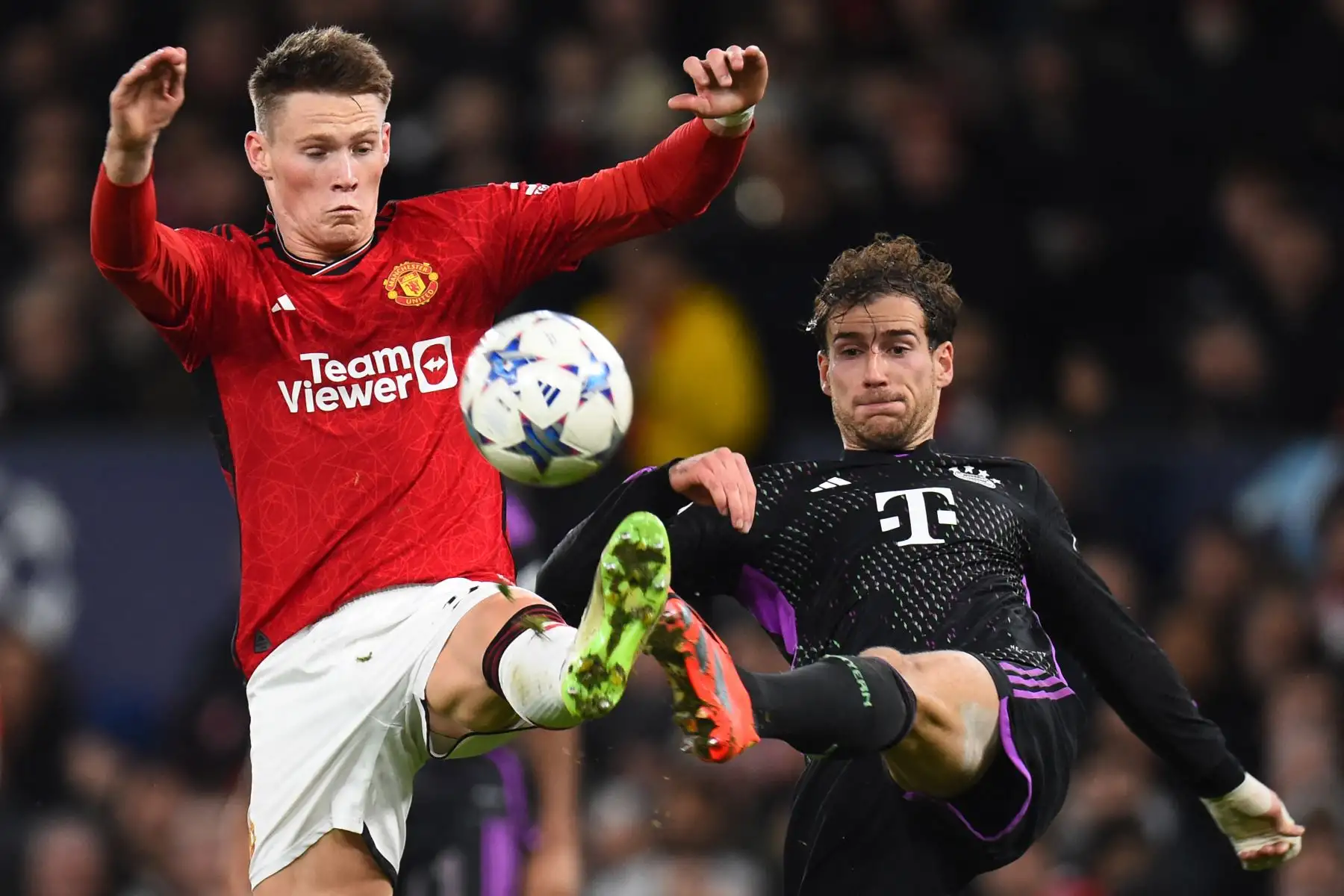 El centrocampista escocés del Manchester United #39 Scott McTominay y el centrocampista alemán del Bayern Munich #08 Leon Goretzka compiten por el balón durante el partido de fútbol del grupo de la Liga de Campeones de la UEFA. Un partido de fútbol entre el Manchester United y el FC Bayern Munich en el estadio Old Trafford en Manchester, noroeste de Inglaterra, en diciembre. 12, 2023.
Foto: AFP