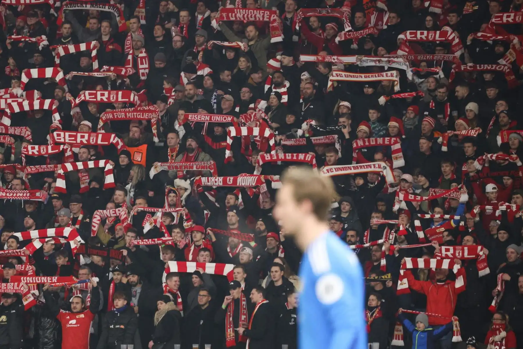 Los seguidores de Berlín animan durante el partido de la fase de grupos de la Liga de Campeones de la UEFA entre el Union Berlin y el Real Madrid, en Berlín, Alemania, el 12 de diciembre de 2023.
Foto: EFE