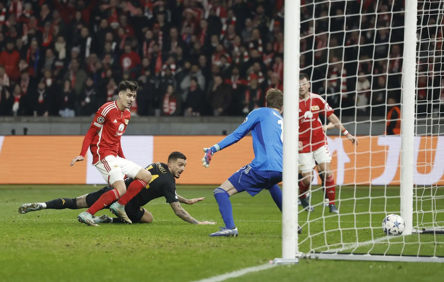 El delantero español del Real Madrid #14 Joselu anota el 1-2 durante el partido de fútbol del grupo C de la Liga de Campeones de la UEFA entre Union Berlin y Real Madrid en Berlín, el 12 de diciembre de 2023.
Foto: AFP