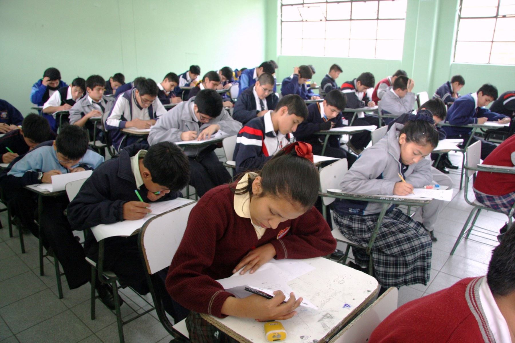 Colegios utilizarán este año escala literal para calificar a estudiantes. Escolares en el salón de clases. Foto: ANDINA/Difusión.