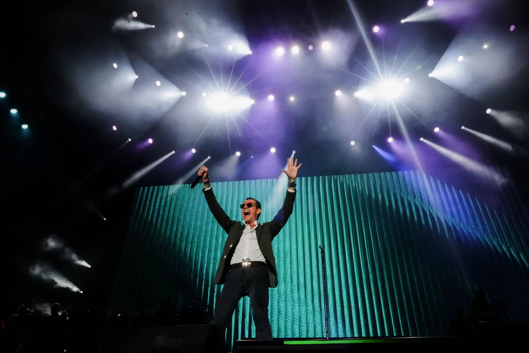 Marc Anthony está de vuelta en nuestro país con su gira ‘Viviendo Tour’. En esta ocasión el cantante boricua vino al Perú junto al rey de la bachata Prince Royce, pero también estuvo acompañado por los artistas peruanos Deyvis Orosco y Mauricio Mesones que fueron parte el vibrante show del divo de la salsa que se llevó a cabo esta noche en el Estadio Nacional de Lima.
Foto: ANDINA / Andrés Valle