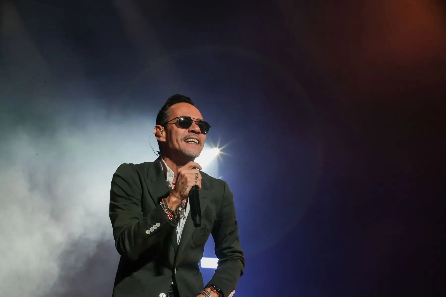 Marc Anthony está de vuelta en nuestro país con su gira ‘Viviendo Tour’. En esta ocasión el cantante boricua vino al Perú junto al rey de la bachata Prince Royce, pero también estuvo acompañado por los artistas peruanos Deyvis Orosco y Mauricio Mesones que fueron parte el vibrante show del divo de la salsa que se llevó a cabo esta noche en el Estadio Nacional de Lima.
Foto: ANDINA / Andrés Valle