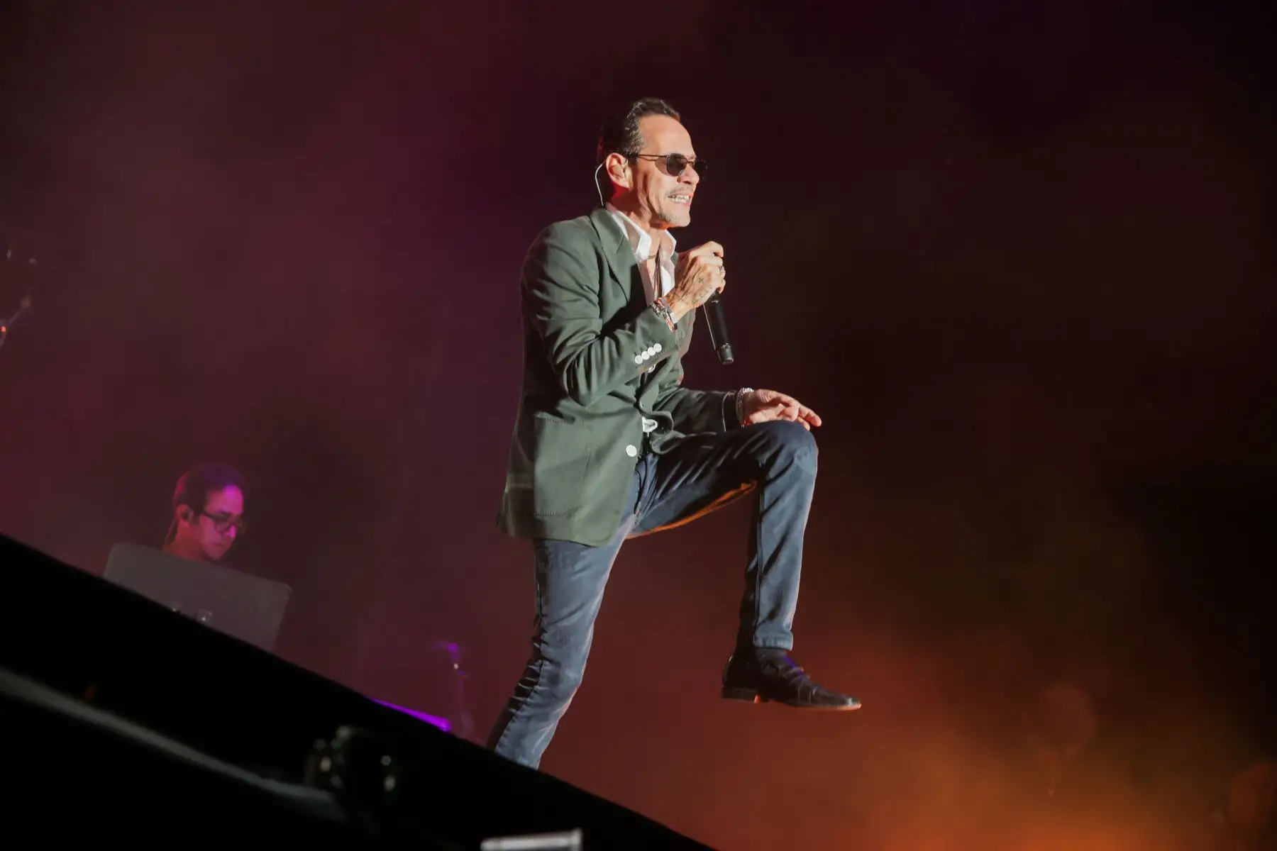 Marc Anthony está de vuelta en nuestro país con su gira ‘Viviendo Tour’. En esta ocasión el cantante boricua vino al Perú junto al rey de la bachata Prince Royce, pero también estuvo acompañado por los artistas peruanos Deyvis Orosco y Mauricio Mesones que fueron parte el vibrante show del divo de la salsa que se llevó a cabo esta noche en el Estadio Nacional de Lima.
Foto: ANDINA / Andrés Valle