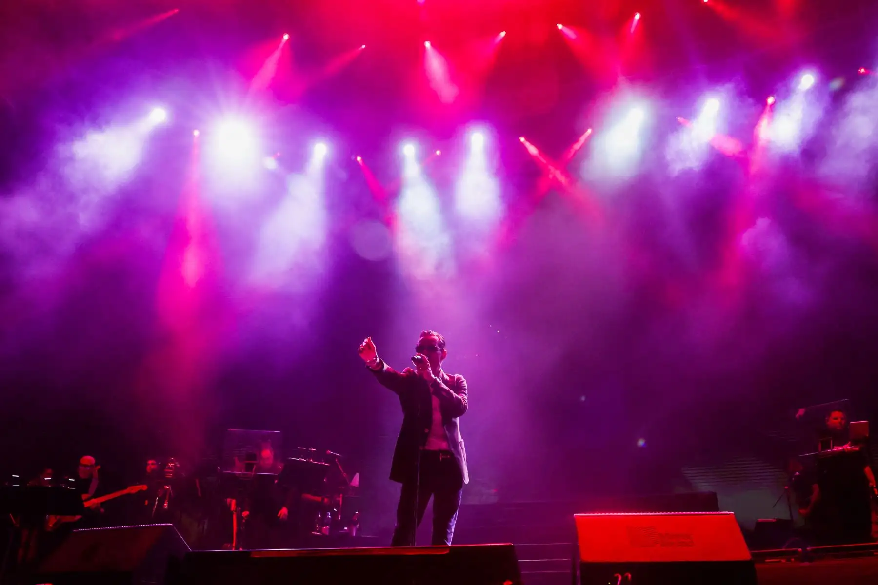 Marc Anthony está de vuelta en nuestro país con su gira ‘Viviendo Tour’. En esta ocasión el cantante boricua vino al Perú junto al rey de la bachata Prince Royce, pero también estuvo acompañado por los artistas peruanos Deyvis Orosco y Mauricio Mesones que fueron parte el vibrante show del divo de la salsa que se llevó a cabo esta noche en el Estadio Nacional de Lima.
Foto: ANDINA / Andrés Valle
