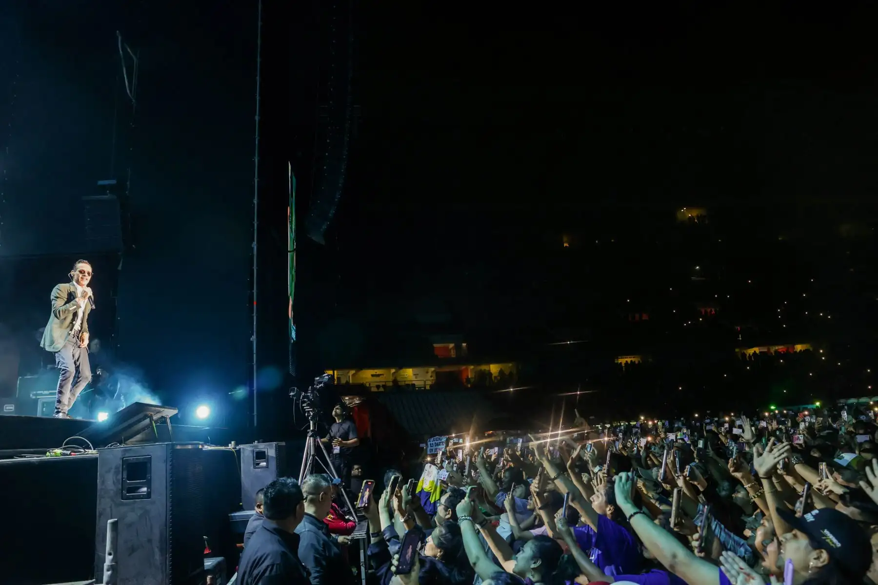 Marc Anthony está de vuelta en nuestro país con su gira ‘Viviendo Tour’. En esta ocasión el cantante boricua vino al Perú junto al rey de la bachata Prince Royce, pero también estuvo acompañado por los artistas peruanos Deyvis Orosco y Mauricio Mesones que fueron parte el vibrante show del divo de la salsa que se llevó a cabo esta noche en el Estadio Nacional de Lima.
Foto: ANDINA / Andrés Valle