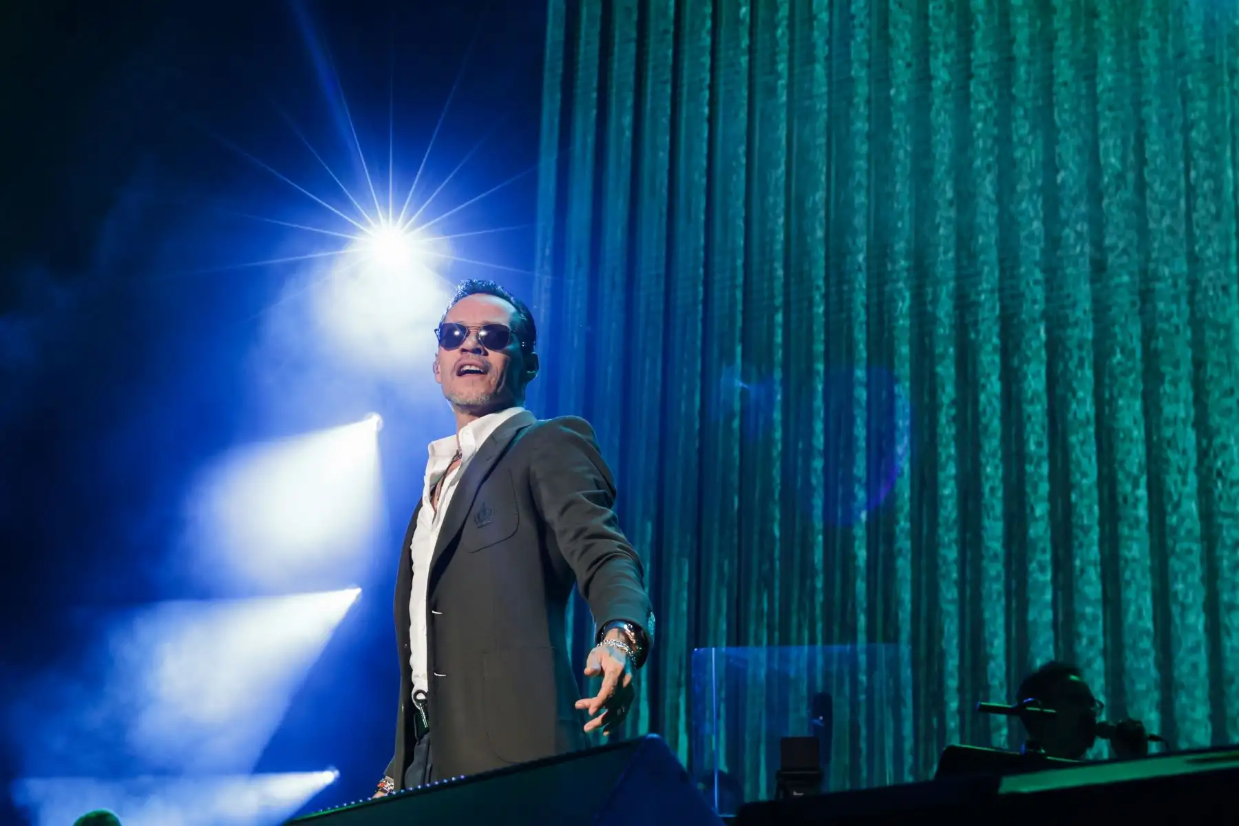 Marc Anthony está de vuelta en nuestro país con su gira ‘Viviendo Tour’. En esta ocasión el cantante boricua vino al Perú junto al rey de la bachata Prince Royce, pero también estuvo acompañado por los artistas peruanos Deyvis Orosco y Mauricio Mesones que fueron parte el vibrante show del divo de la salsa que se llevó a cabo esta noche en el Estadio Nacional de Lima.
Foto: ANDINA / Andrés Valle