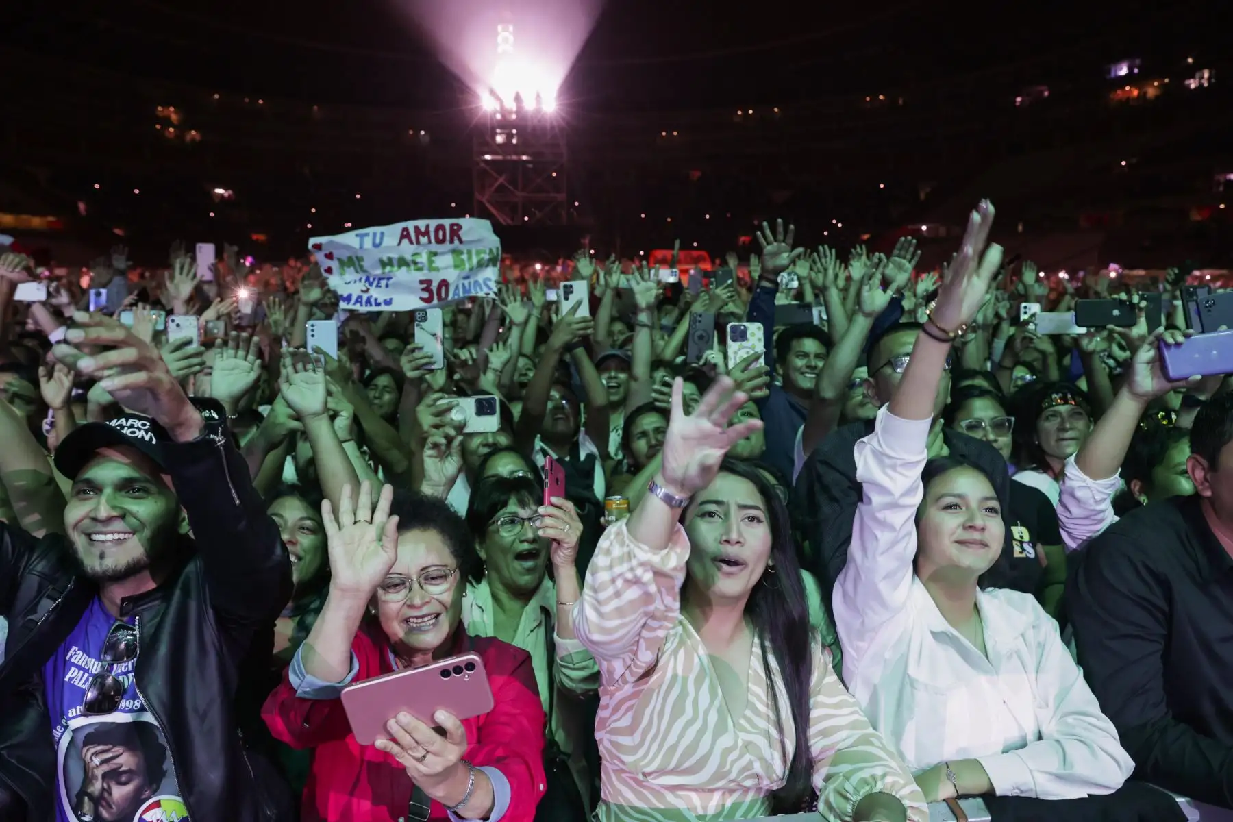 Marc Anthony está de vuelta en nuestro país con su gira ‘Viviendo Tour’. En esta ocasión el cantante boricua vino al Perú junto al rey de la bachata Prince Royce, pero también estuvo acompañado por los artistas peruanos Deyvis Orosco y Mauricio Mesones que fueron parte el vibrante show del divo de la salsa que se llevó a cabo esta noche en el Estadio Nacional de Lima.
Foto: ANDINA / Andrés Valle