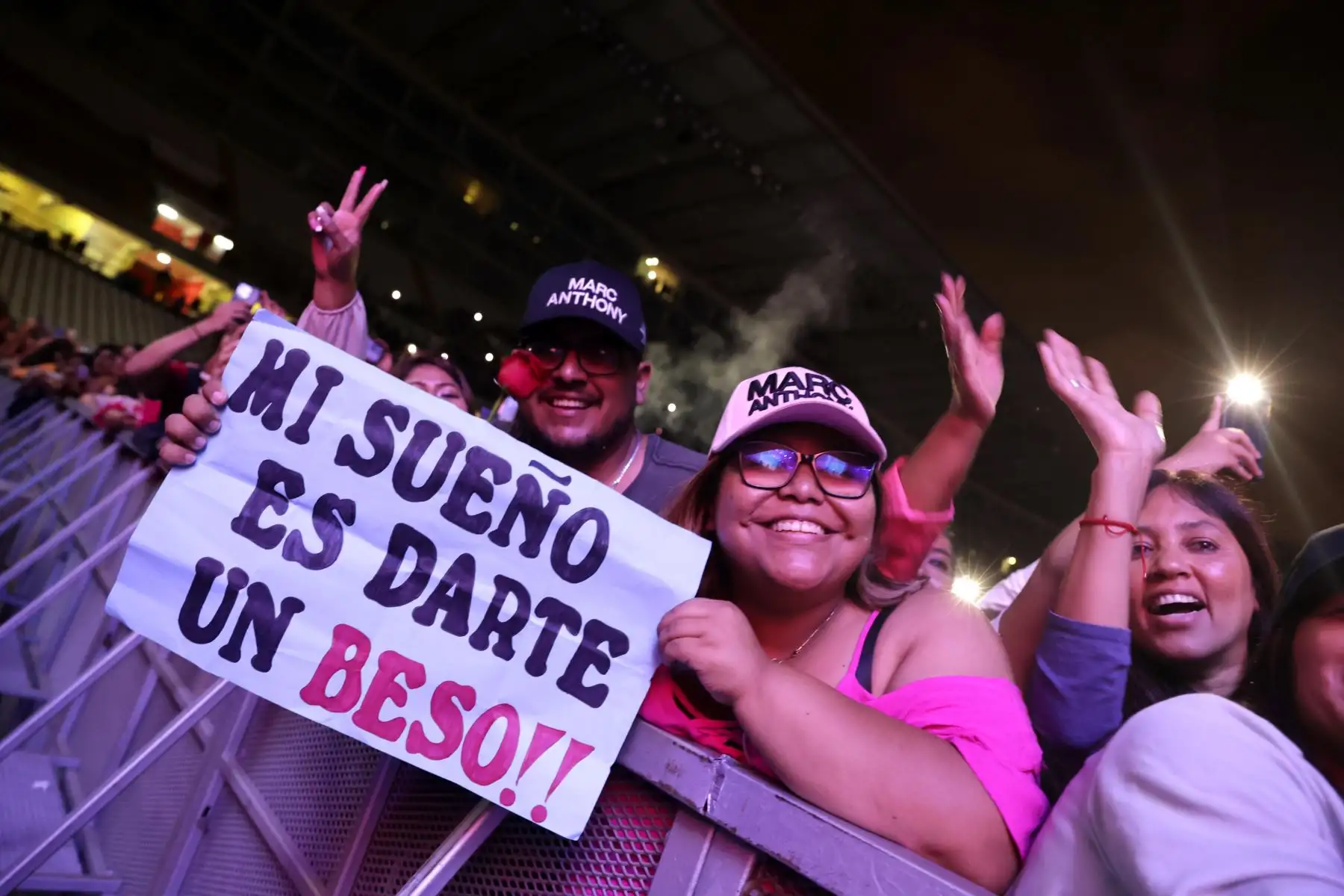 Marc Anthony está de vuelta en nuestro país con su gira ‘Viviendo Tour’. En esta ocasión el cantante boricua vino al Perú junto al rey de la bachata Prince Royce, pero también estuvo acompañado por los artistas peruanos Deyvis Orosco y Mauricio Mesones que fueron parte el vibrante show del divo de la salsa que se llevó a cabo esta noche en el Estadio Nacional de Lima.
Foto: ANDINA / Andrés Valle