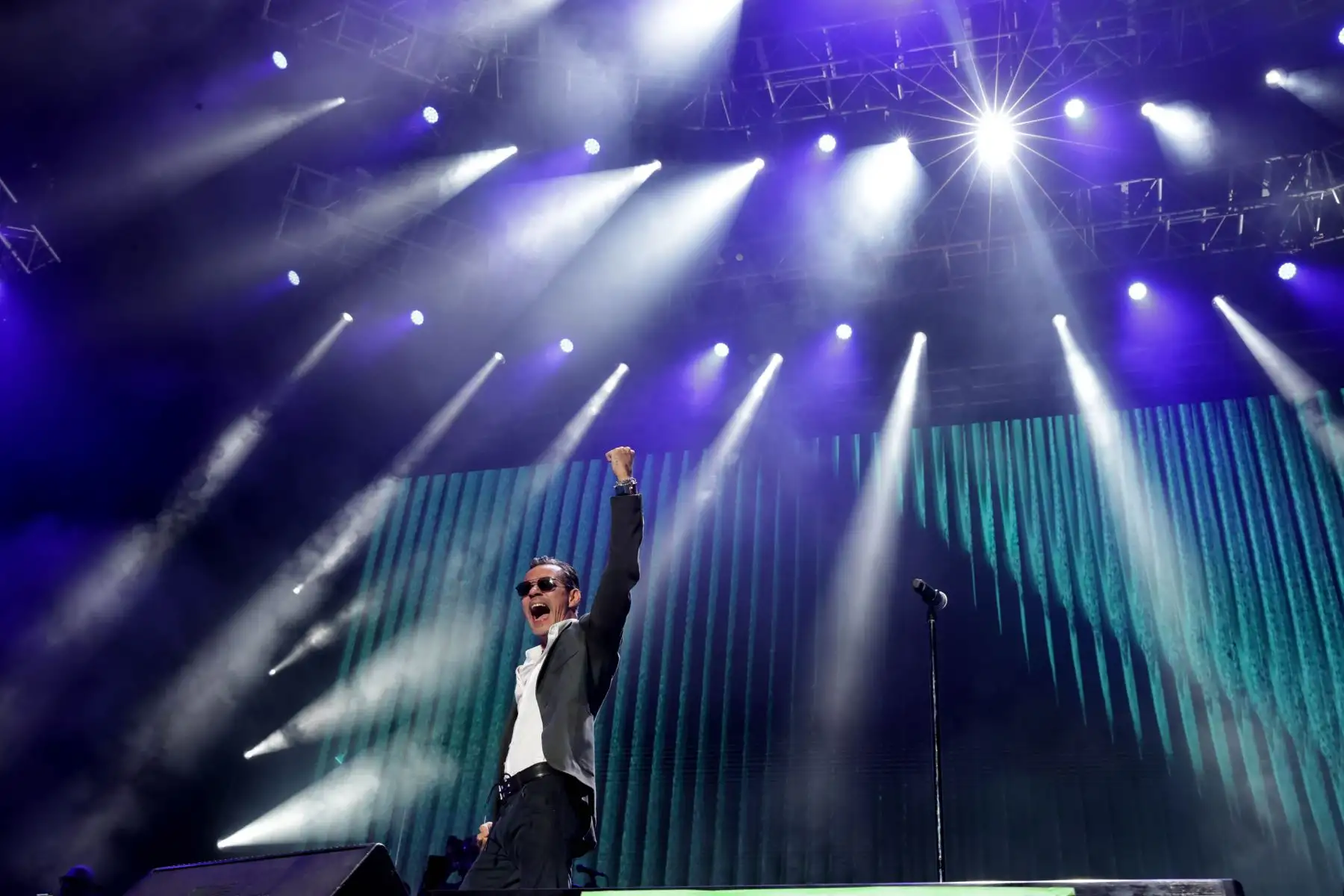 Marc Anthony está de vuelta en nuestro país con su gira ‘Viviendo Tour’. En esta ocasión el cantante boricua vino al Perú junto al rey de la bachata Prince Royce, pero también estuvo acompañado por los artistas peruanos Deyvis Orosco y Mauricio Mesones que fueron parte el vibrante show del divo de la salsa que se llevó a cabo esta noche en el Estadio Nacional de Lima.
Foto: ANDINA / Andrés Valle