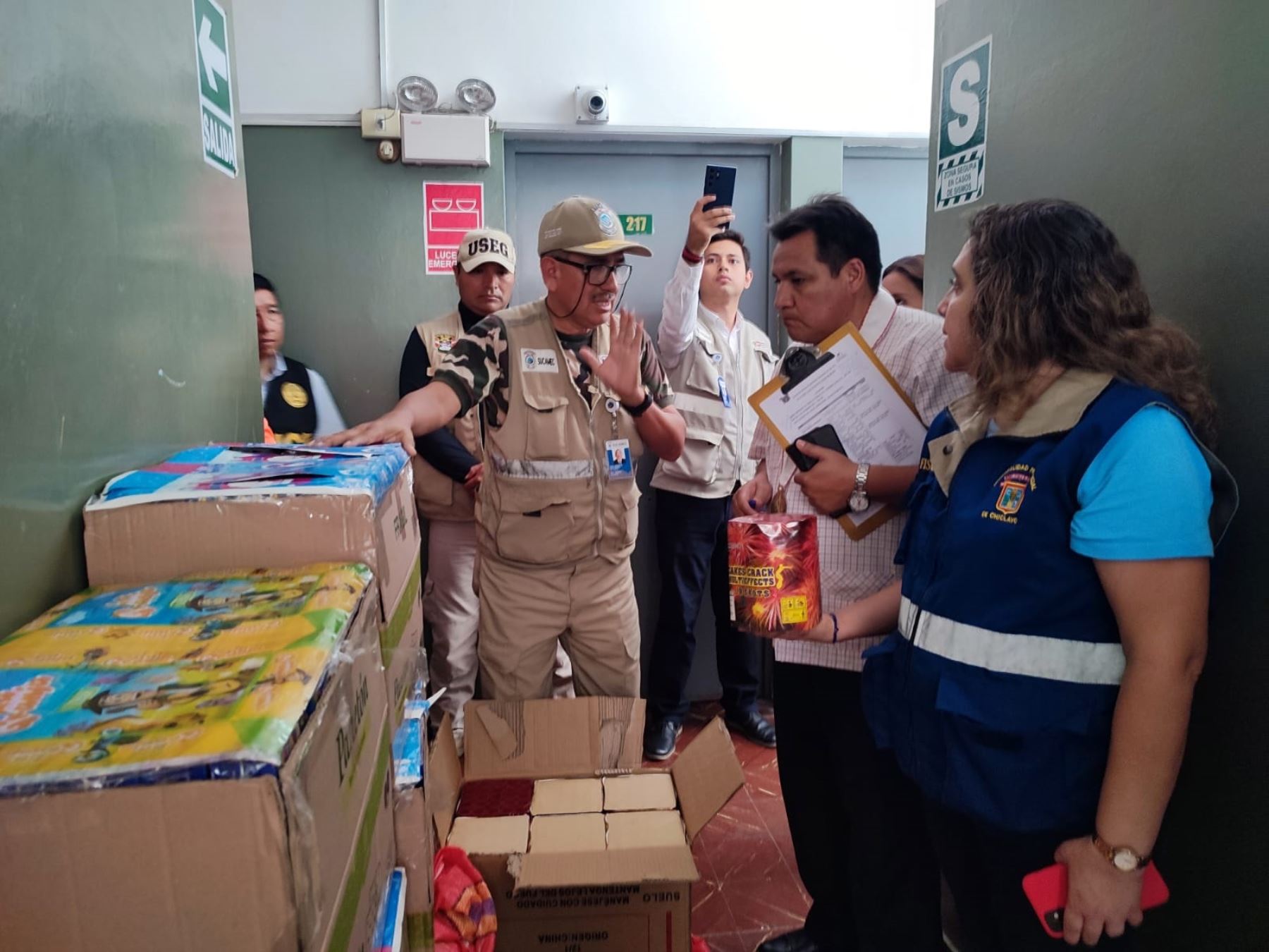 La Municipalidad de Chiclayo y la Policía Nacional intervinieron hotel, cerca del mercado Modelo de esta ciudad, donde se almacenaban pirotécnicos que se pretendía vender de forma ilegal. ANDINA/Difusión