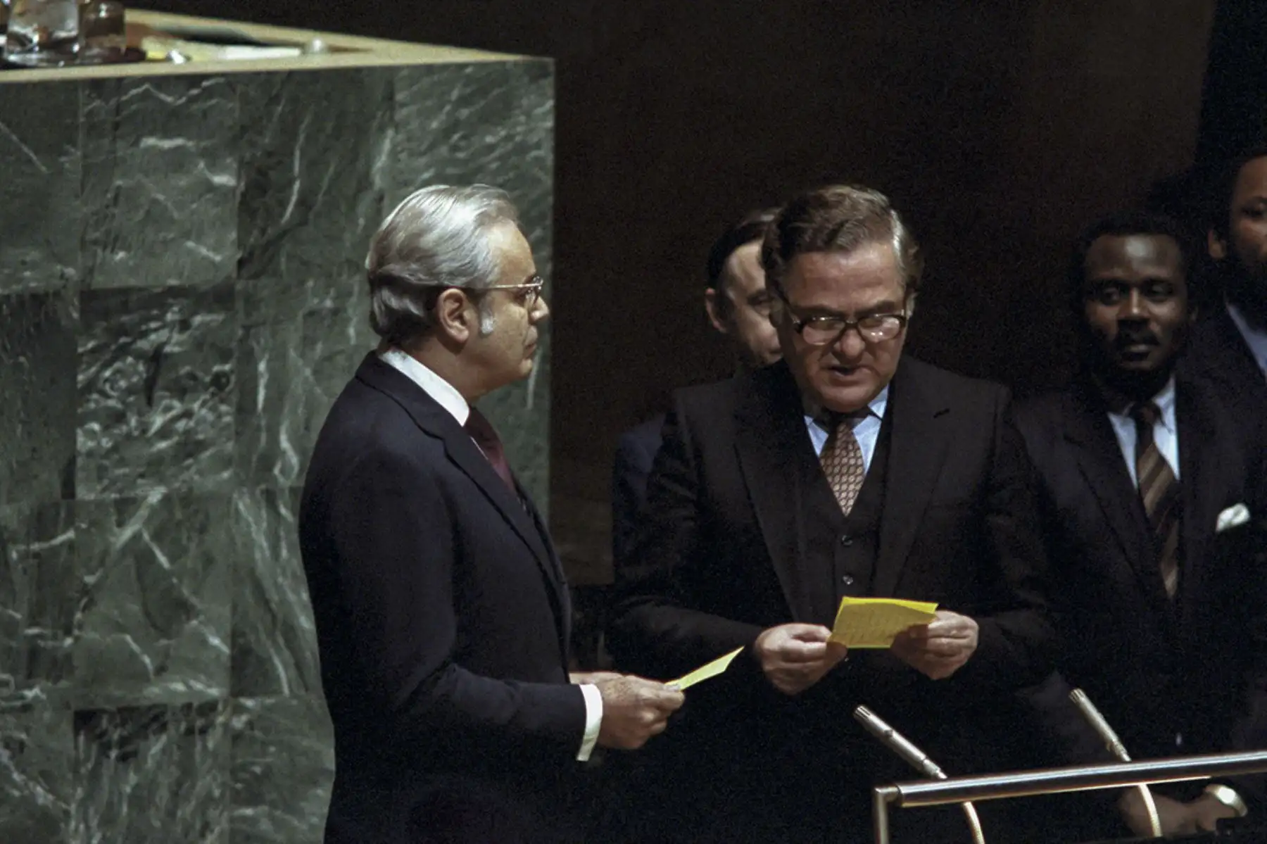 Naciones Unidas, Nueva York - 15 de diciembre de 1981/  La Asamblea General nombró esta mañana por aclamación al peruano Javier Pérez de Cuéllar como quinto secretario general de las Naciones Unidas por un período de cinco años a partir del 1º de enero de 1982. El nombramiento, tras la apertura de la reunión de la Asamblea, siguió una recomendación del Consejo de Seguridad formulada el 11 de diciembre. Foto: United Nations Photo
