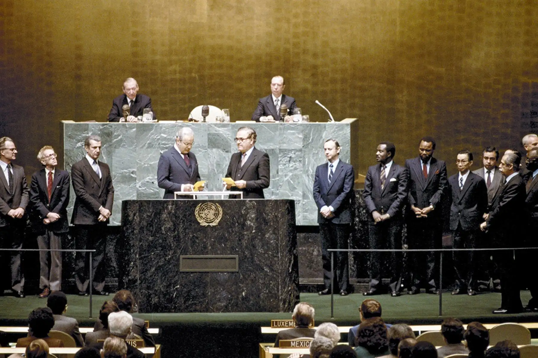 Naciones Unidas, Nueva York - 15 diciembre 1981 / Ismat T. Kittani, presidente del trigésimo sexto período de sesiones de la Asamblea General, toma juramento al embajador peruano Javier Pérez de Cuéllar como nuevo secretario general de las Naciones Unidas. Foto: United Nations Photo