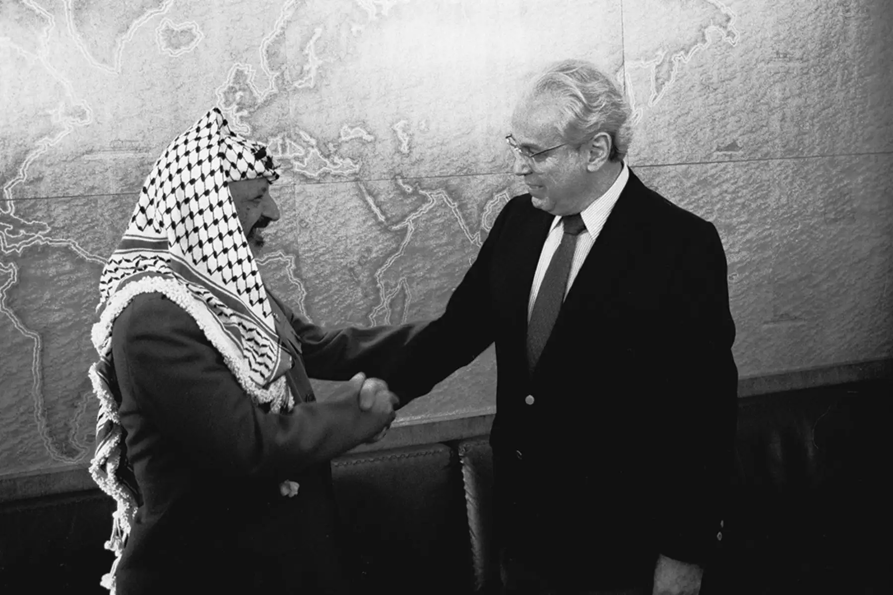 Ginebra, Suiza - 27  junio 1988 / Javier Pérez de Cuéllar, secretario general de las Naciones Unidas, se reúne en Ginebra con Yasser Arafat, presidente de la Autoridad Palestina y líder de la Organización para la Liberación de Palestina.  Foto: United Nations Photo