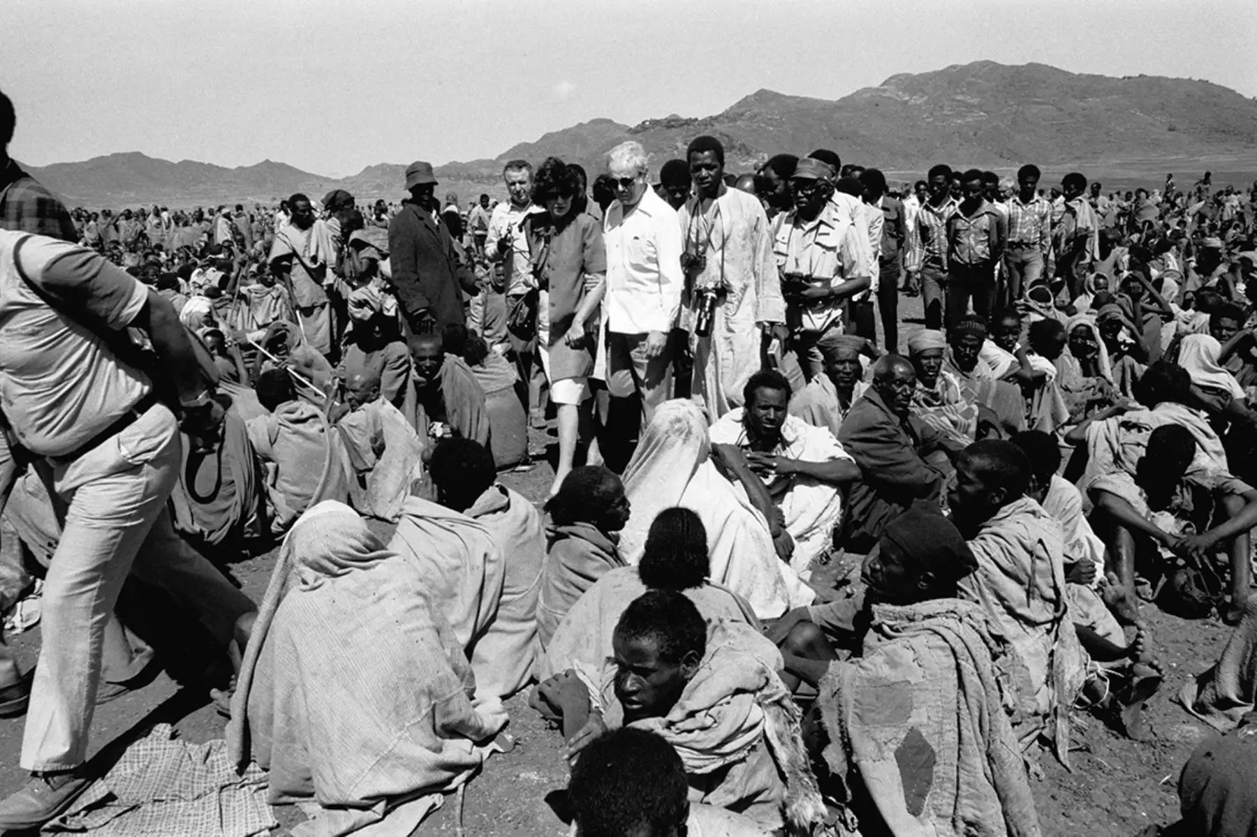Korem, Etiopía - 9 noviembre 1984 / Javier Pérez de Cuéllar, secretario general de las Naciones Unidas, y su esposa Marcela Pérez de Cuéllar, visitan a los damnificados de la sequía de Korem, una de las zonas más afectadas, donde miles de personas se reúnen todos los días para recibir comida y asistencia médica. Foto: United Nations Photo