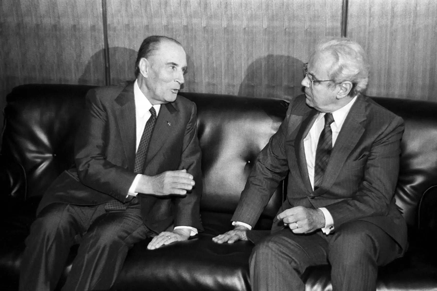 Naciones Unidas, Nueva York - 29 setiembre 1988 / Francois Mitterrand, presidente de Francia, reunido con el secretario general de las Naciones Unidas,  Javier Pérez de Cuéllar, en la sede de la ONU antes de dar un discurso en el cuadragésimo tercer período de sesiones de la Asamblea General.  Foto: United Nations Photo