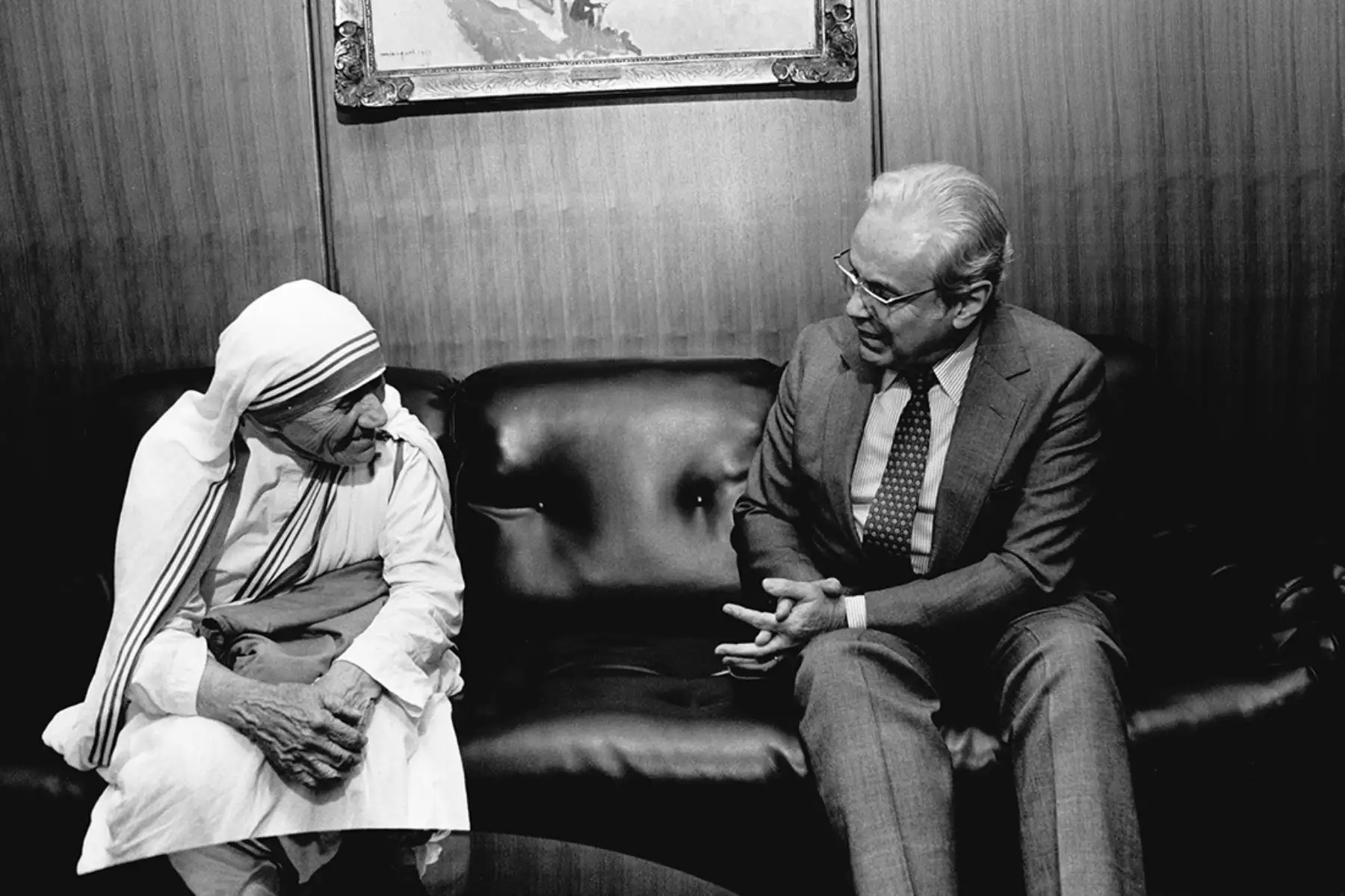 Naciones Unidas, Nueva York - 26 octubre 1985 / Javier Pérez de Cuéllar, secretario general de las Naciones Unidas, se reúne con la Madre Teresa de Calcuta, de la Orden de las Misioneras de la Caridad.  Foto: United Nations Photo