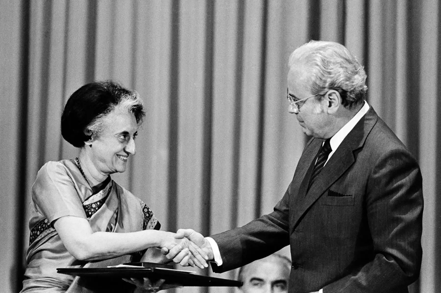 Naciones Unidas, Nueva York - 30 setiembre 1983 / El secretario general de la ONU, Javier Pérez de Cuéllar, entregó hoy el Premio de la Naciones Unidas para la Población a la primera ministra de la India, Indira Gandhi.  Foto: United Nations Photo