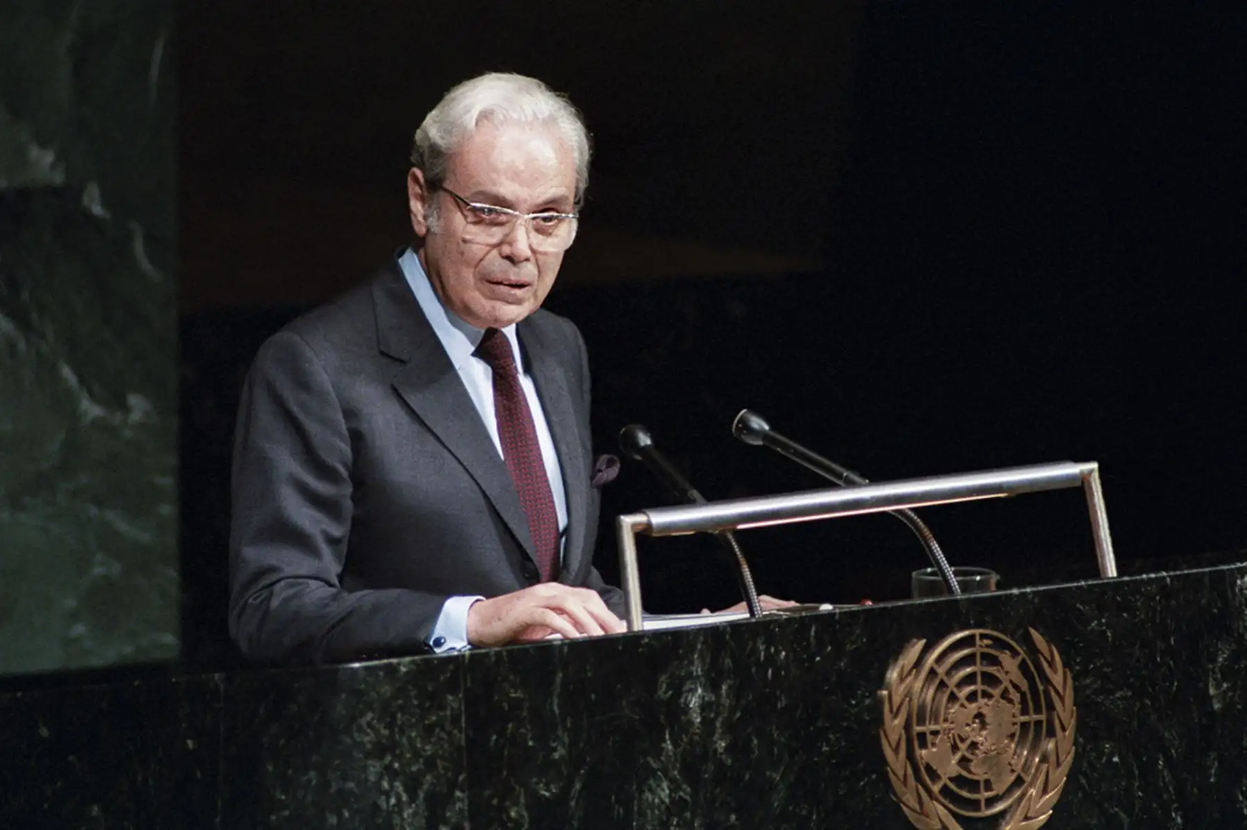 Naciones Unidas, Nueva York - 10 octubre 1986 / El secretario general de la ONU, Javier Pérez de Cuéllar, se dirige a la Asamblea General esta tarde, aceptando su nombramiento para un segundo mandato.  Foto: United Nations Photo
