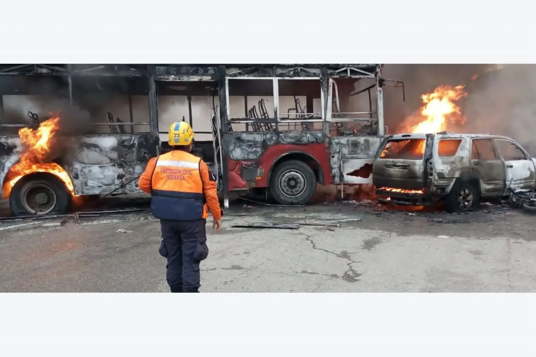 Al menos 8 personas fallecieron este miércoles en un accidente de tránsito, que ocasionó un incendio, en una concurrida autopista que conecta con Caracas, en la que 17 vehículos terminaron involucrados en el siniestro, algunos calcinados, informaron autoridades de Venezuela.
Foto: Twitter