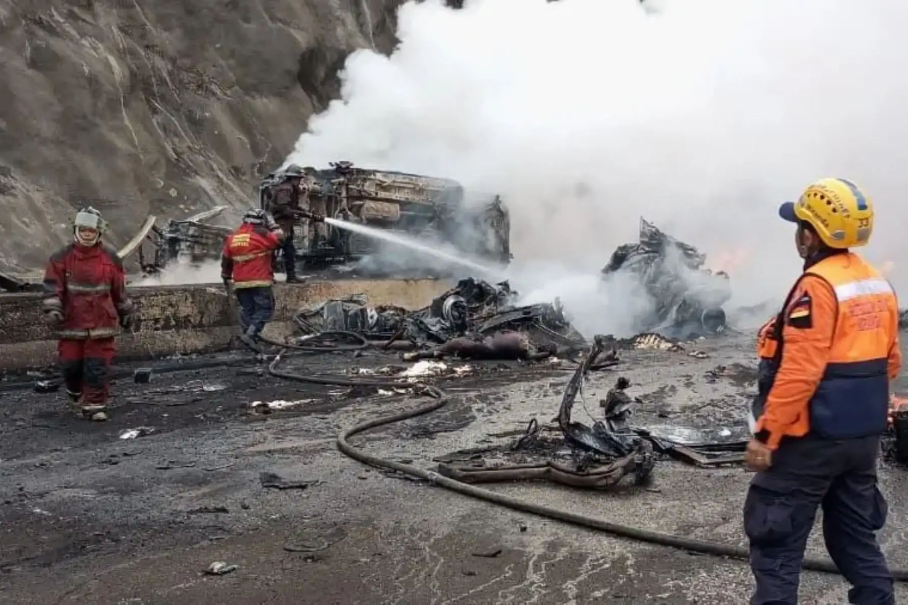 Al menos 8 personas fallecieron este miércoles en un accidente de tránsito, que ocasionó un incendio, en una concurrida autopista que conecta con Caracas, en la que 17 vehículos terminaron involucrados en el siniestro, algunos calcinados, informaron autoridades de Venezuela.
Foto: Twitter