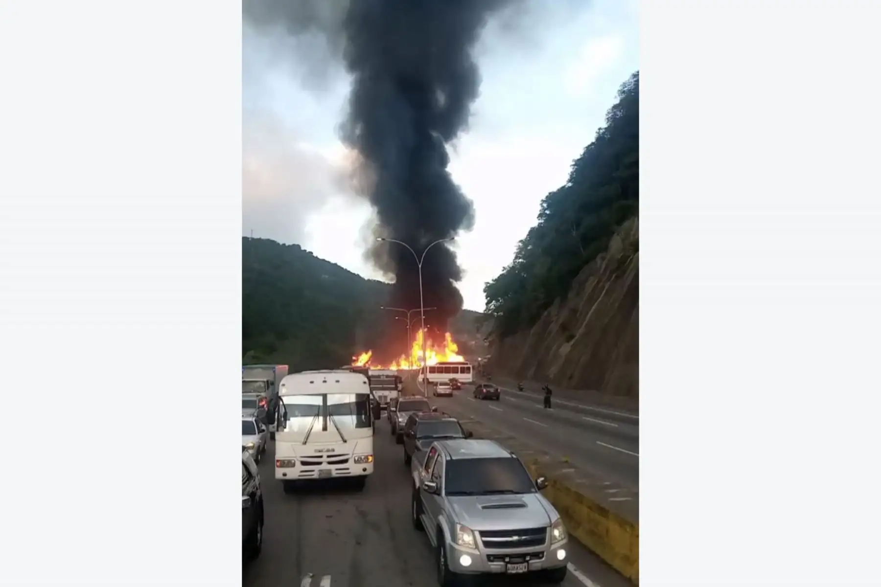 Al menos 8 personas fallecieron este miércoles en un accidente de tránsito, que ocasionó un incendio, en una concurrida autopista que conecta con Caracas, en la que 17 vehículos terminaron involucrados en el siniestro, algunos calcinados, informaron autoridades de Venezuela.
Foto: Twitter