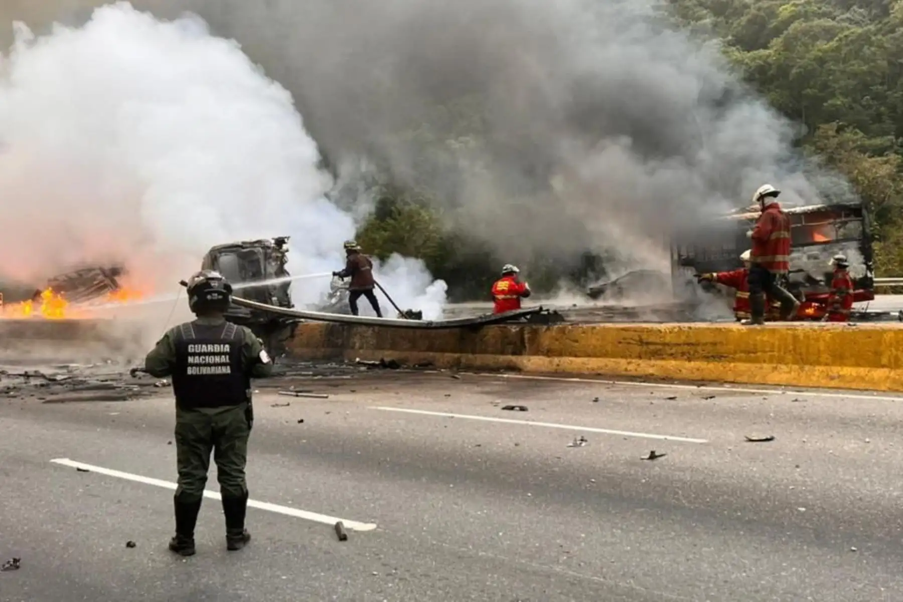 Al menos 8 personas fallecieron este miércoles en un accidente de tránsito, que ocasionó un incendio, en una concurrida autopista que conecta con Caracas, en la que 17 vehículos terminaron involucrados en el siniestro, algunos calcinados, informaron autoridades de Venezuela.
Foto: Twitter