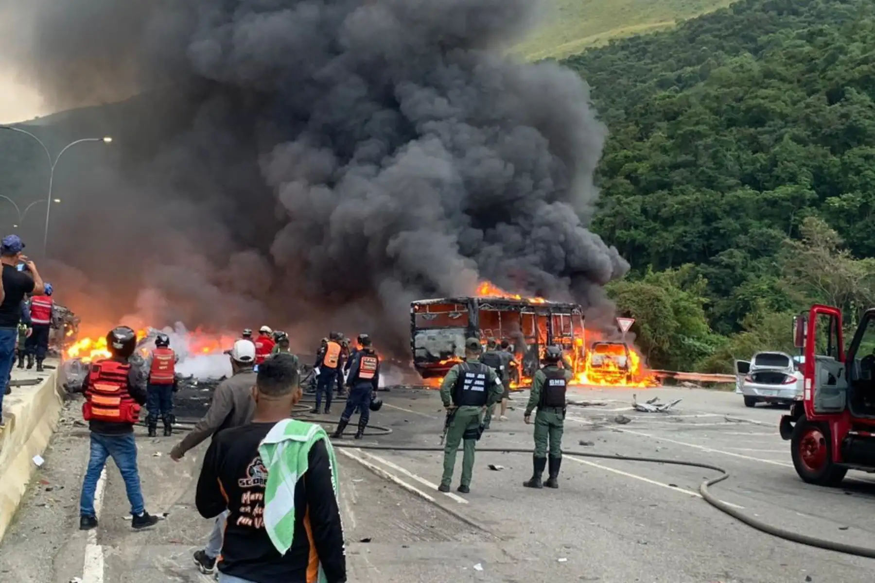 Al menos 8 personas fallecieron este miércoles en un accidente de tránsito, que ocasionó un incendio, en una concurrida autopista que conecta con Caracas, en la que 17 vehículos terminaron involucrados en el siniestro, algunos calcinados, informaron autoridades de Venezuela.
Foto: Twitter