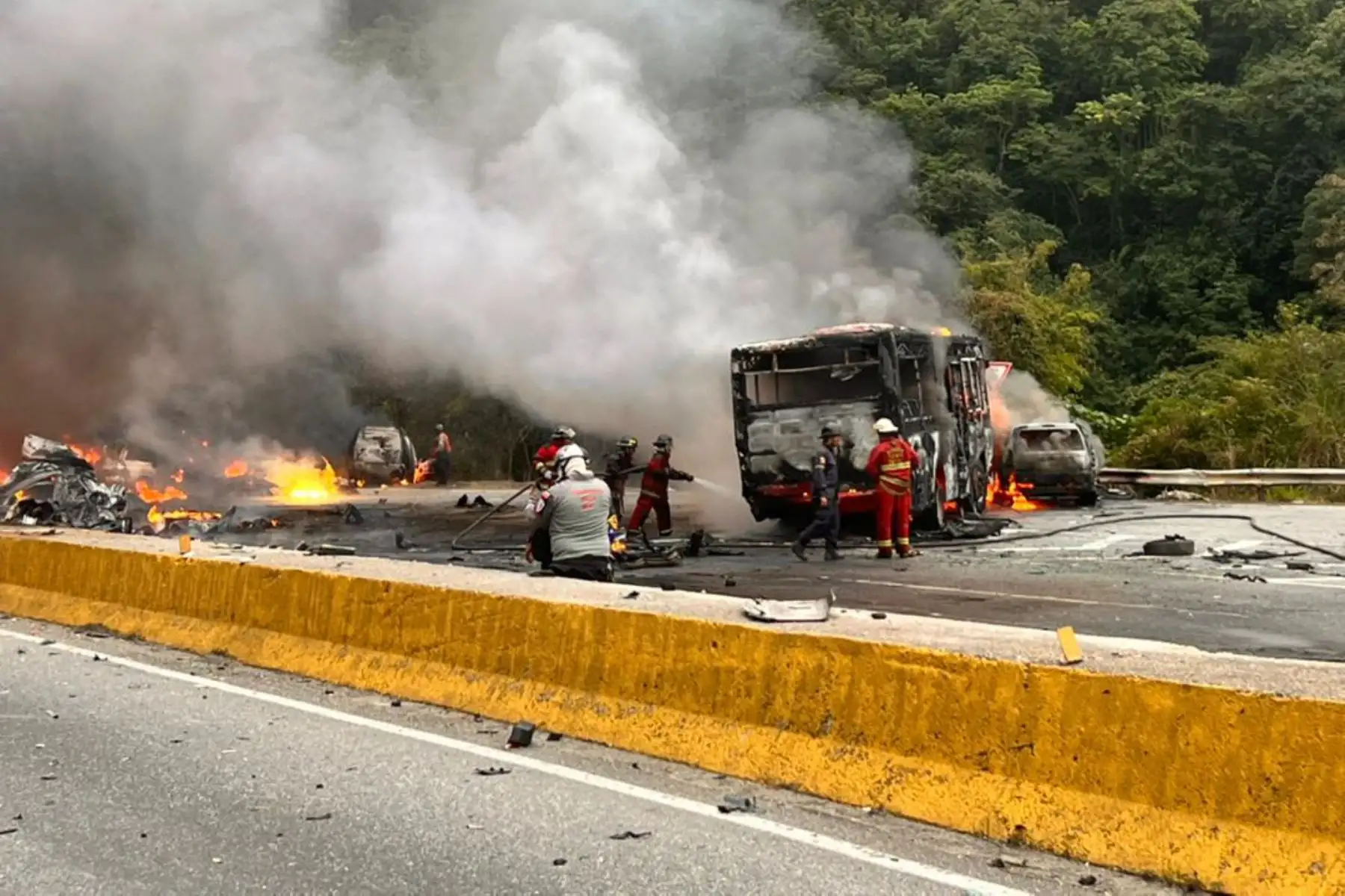 Al menos 8 personas fallecieron este miércoles en un accidente de tránsito, que ocasionó un incendio, en una concurrida autopista que conecta con Caracas, en la que 17 vehículos terminaron involucrados en el siniestro, algunos calcinados, informaron autoridades de Venezuela.
Foto: Twitter