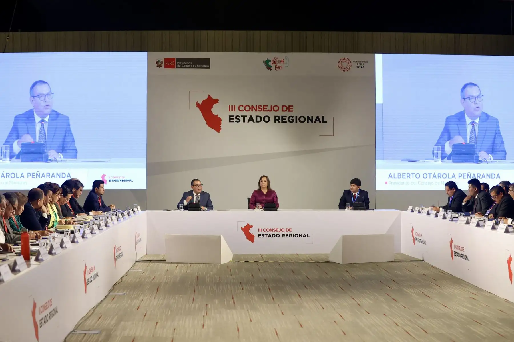 La presidenta Dina Boluarte,  acompañada por el premier Alberto Otárola participó hoy en la tercera sesión del Consejo de Estado Regional, que contó con la asistencia de los ministros de Estado y los gobernadores regionales de todo el país.
Foto: ANDINA/PCM