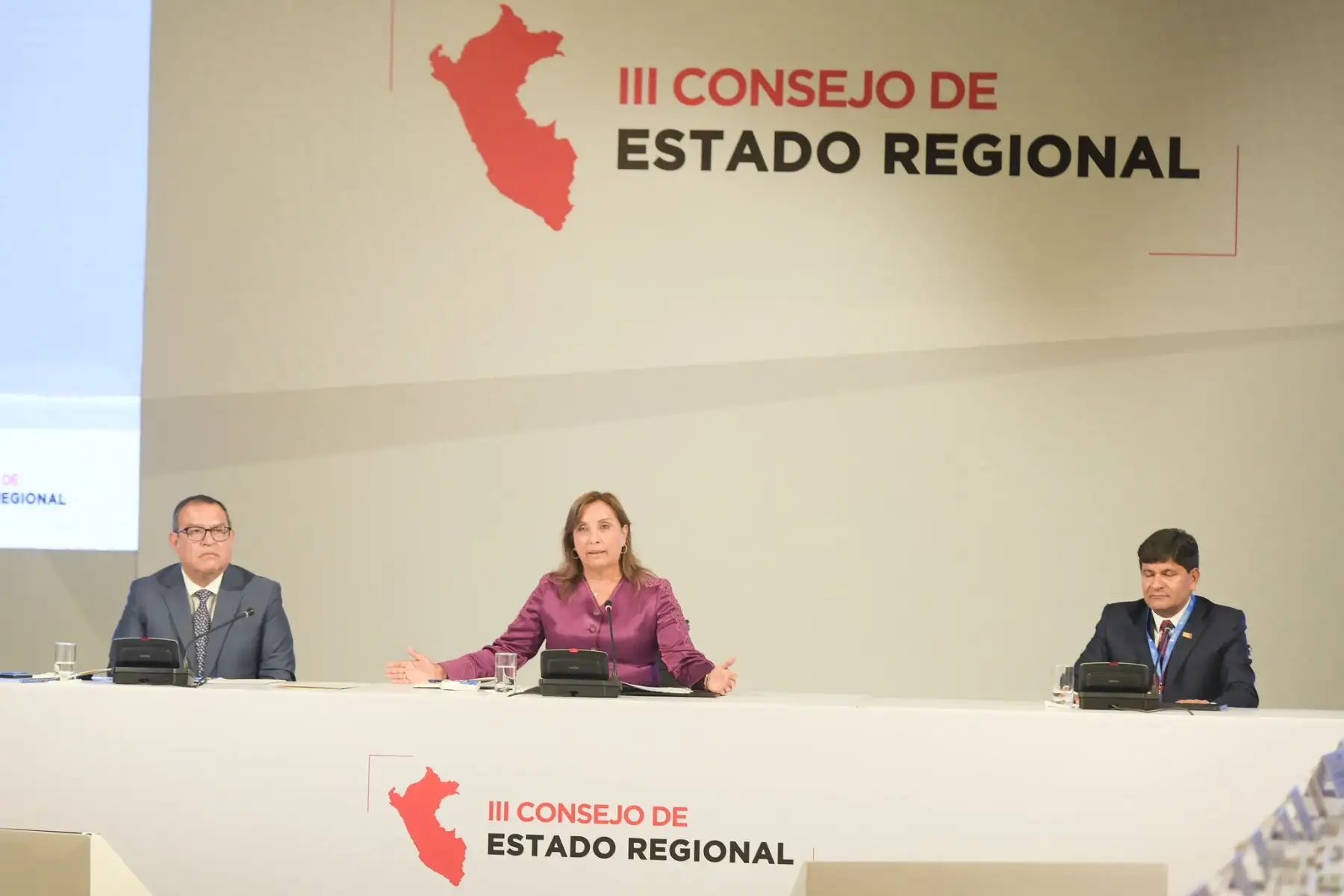 La presidenta Dina Boluarte,  acompañada por el premier Alberto Otárola participó hoy en la tercera sesión del Consejo de Estado Regional, que contó con la asistencia de los ministros de Estado y los gobernadores regionales de todo el país.
Foto: ANDINA/Presidencia Perú