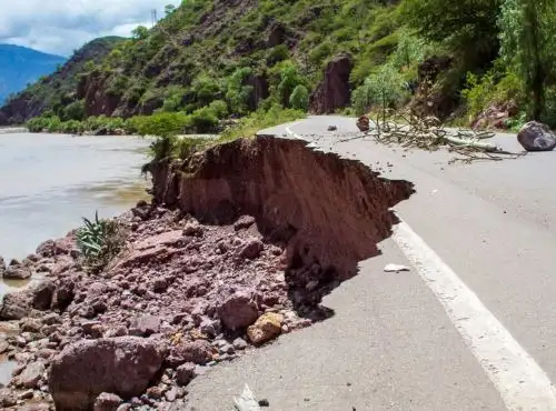 Las lluvias intensas que se registran en Ayacucho provocaron la crecida del río Pampas que arrasó con parte de la plataforma de la vía que une las provincias de Cangallo y Víctor Fajardo.  ANDINA/Difusión